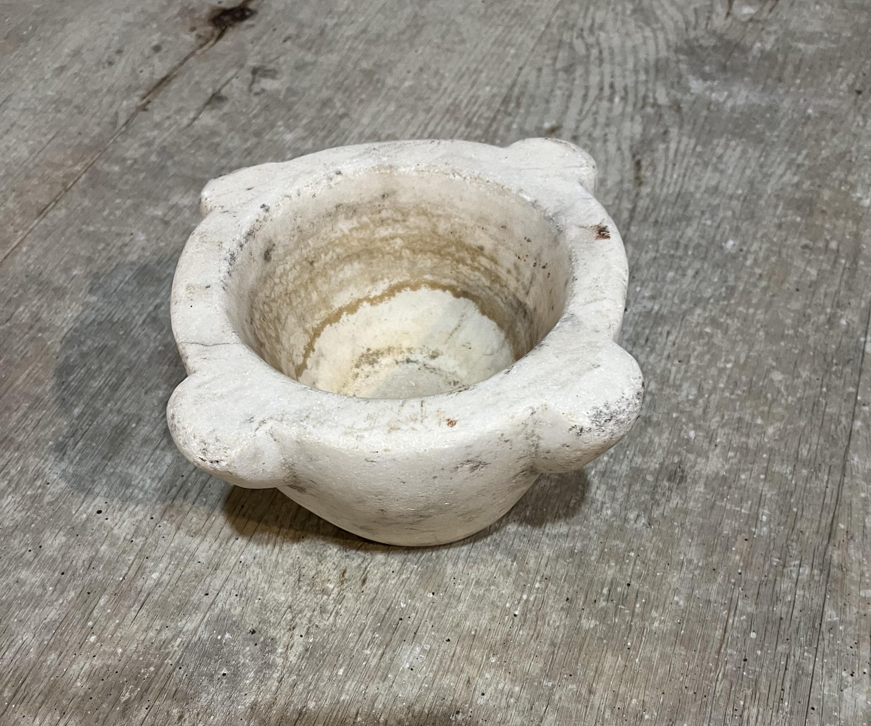 Spagnolo Mortaio di marmo spagnolo del XVIII secolo in vendita