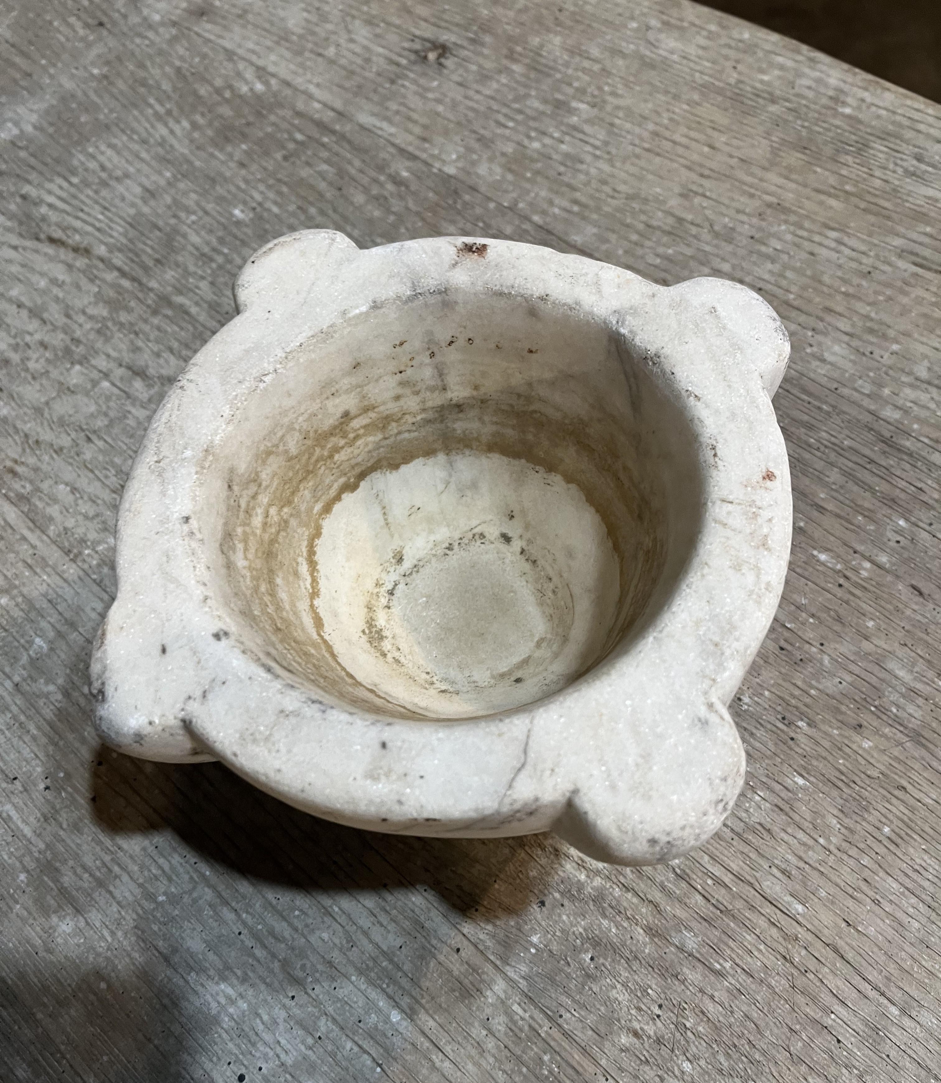 Mortaio di marmo spagnolo del XVIII secolo in vendita 1