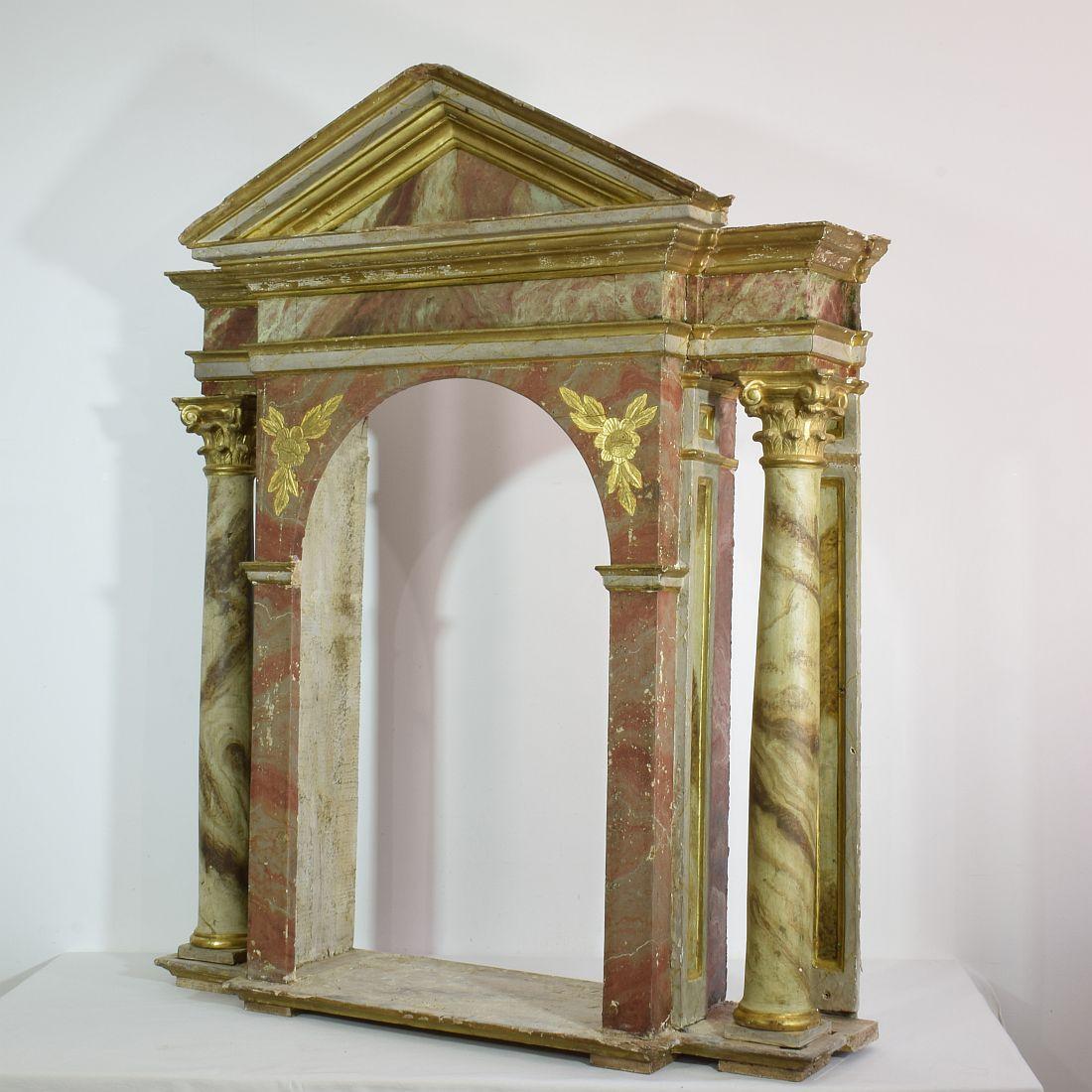 Spanish 18th Century Neoclassical Carved Wooden Altar Shrine In Good Condition In Buisson, FR