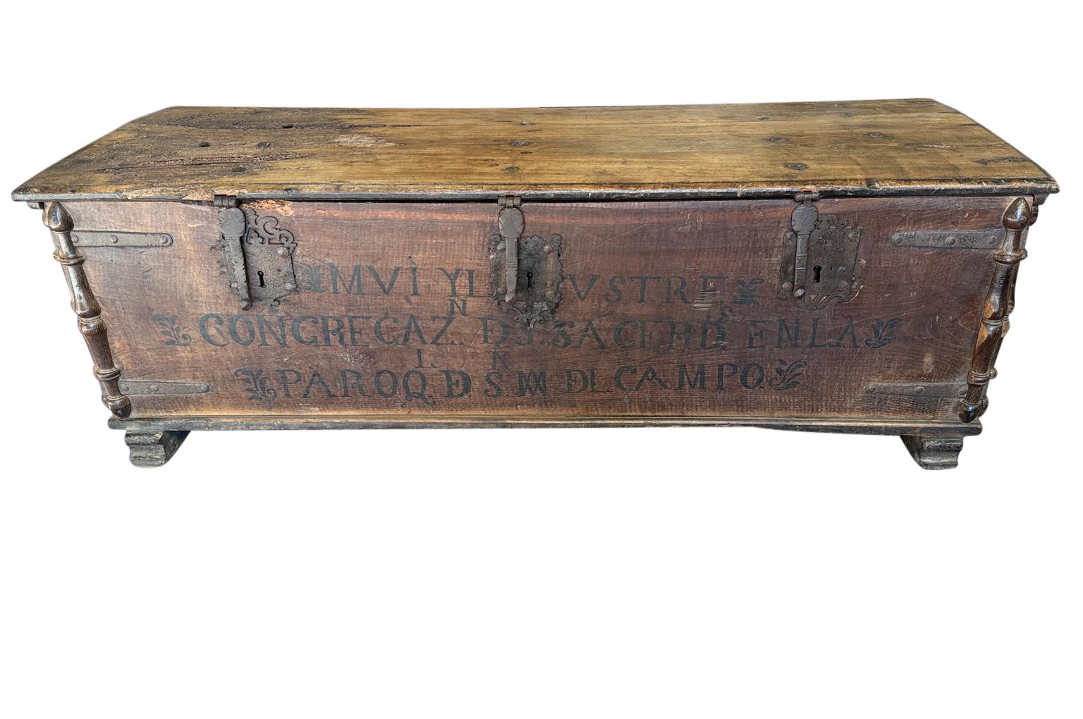 Un très beau coffre primitif de la région catalane de l'Espagne. Construction robuste en noyer avec de jolies ferrures en fer. Un grand meuble de rangement, parfait au pied d'un lit ou comme table basse. 