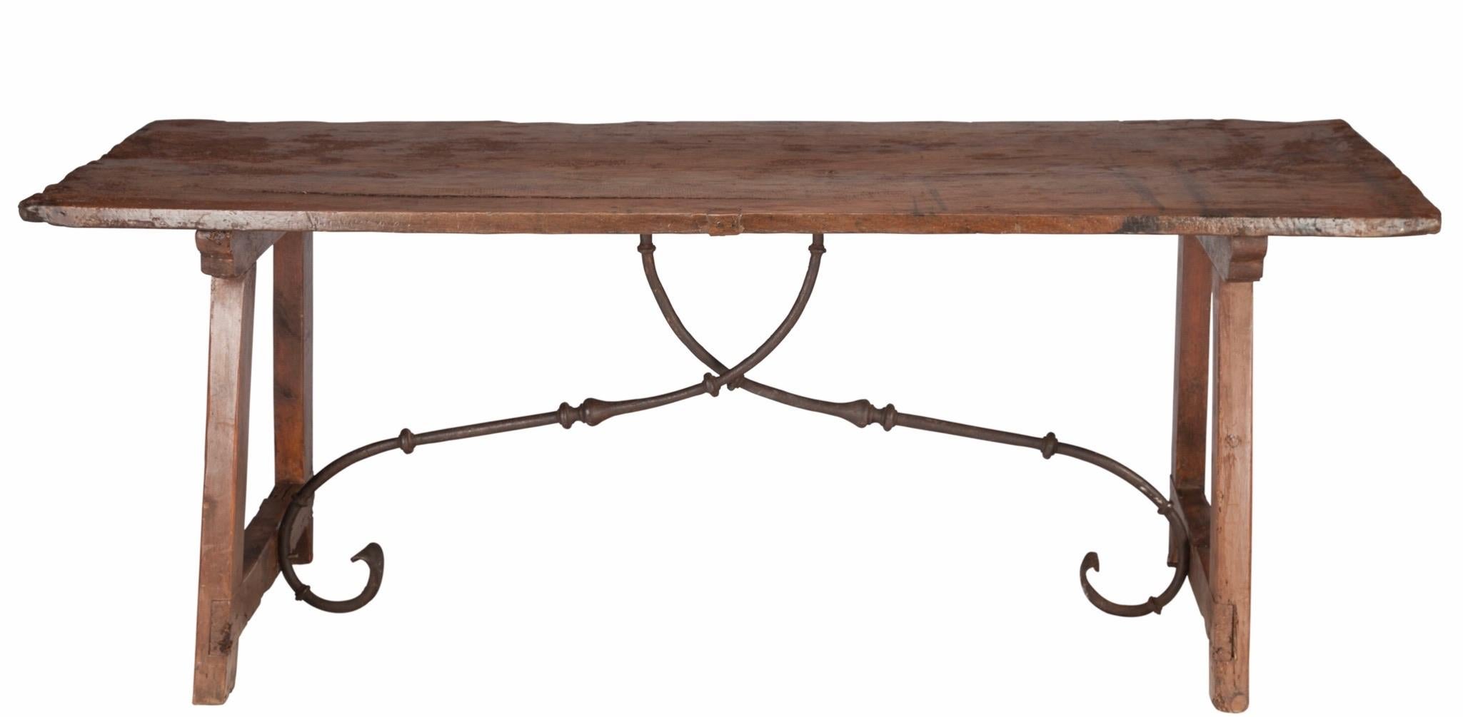 There is no mistaking the style and sophisticated design of this exquisite and authentic antique Spanish refectory table, from the last quarter of the 17th century to the first quarter of the 18th century. 17th-18th century. Base stretcher legs