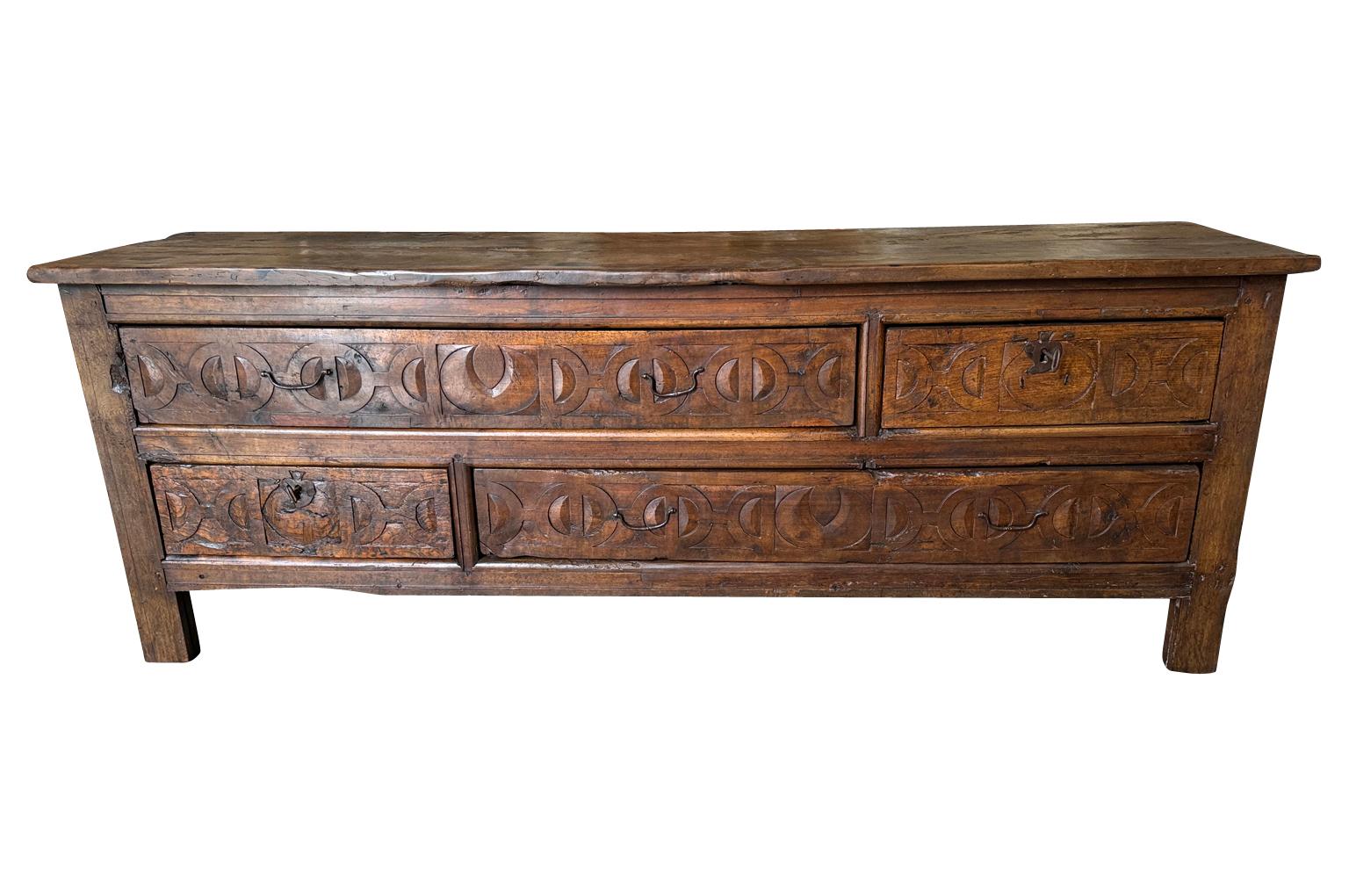Un'eccezionale cassetta da sacrestia della metà del XVIII secolo proveniente dalla regione catalana della Spagna. Costruito in noce con 4 cassetti, 2 lunghi e 2 corti. Meravigliosi i dettagli dell'intaglio delle fasce dei cassetti. Patina