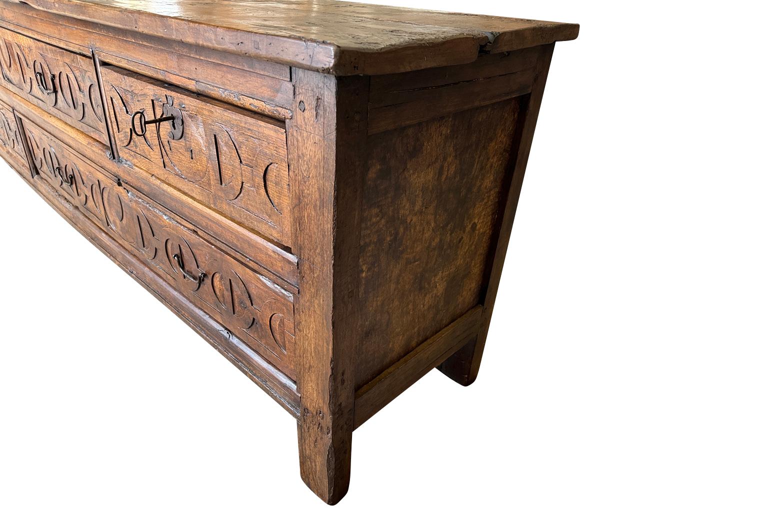 Commode da sacrestia spagnolo del XVIII secolo In condizioni buone in vendita a Round Top, TX