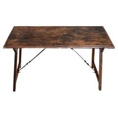 Table espagnole du XVIIIe siècle à plateau monobloc en noyer et fer
