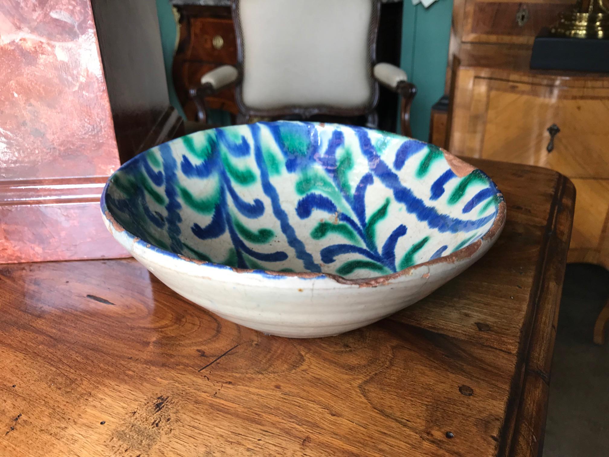 Rare 18th century handmade Talavera De La Reina bowl. Around the time of the Talavera pottery and the Spanish Talavera de la Reina pottery, the Majolica (faience) or tin-glazed earthenware with a white base glaze typical of the type Maiolica pottery