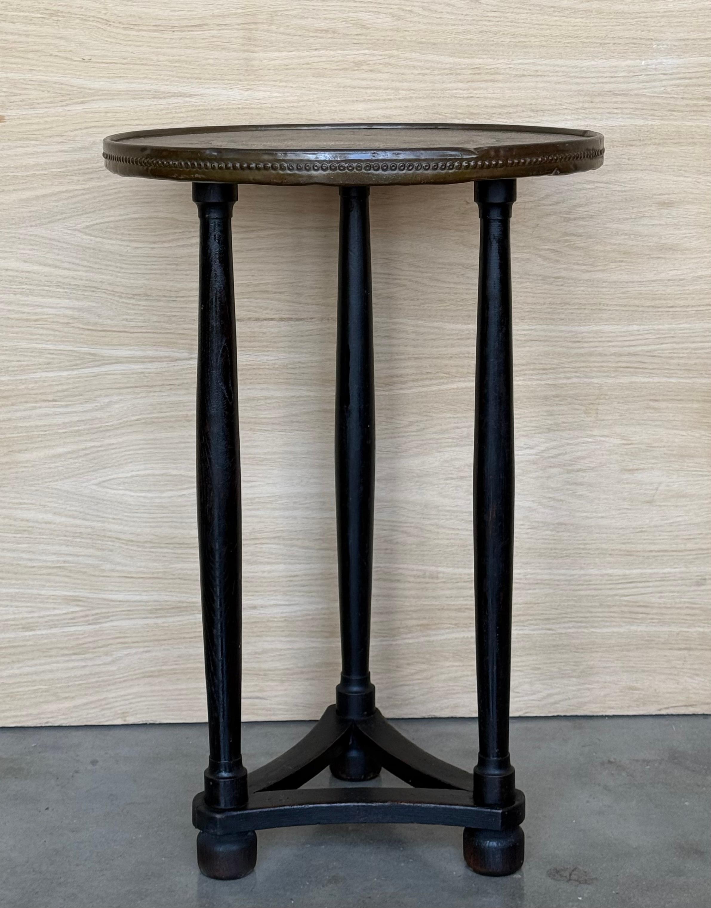 Beistelltisch aus spanischem Nussbaum, Metallschürze und kannelierte Beine aus dem späten 19. und frühen 20. Dieser elegante spanische Tisch hat eine schlichte, runde Platte mit Metallkanten aus Messing. Der Tisch steht auf einem exquisiten Sockel,