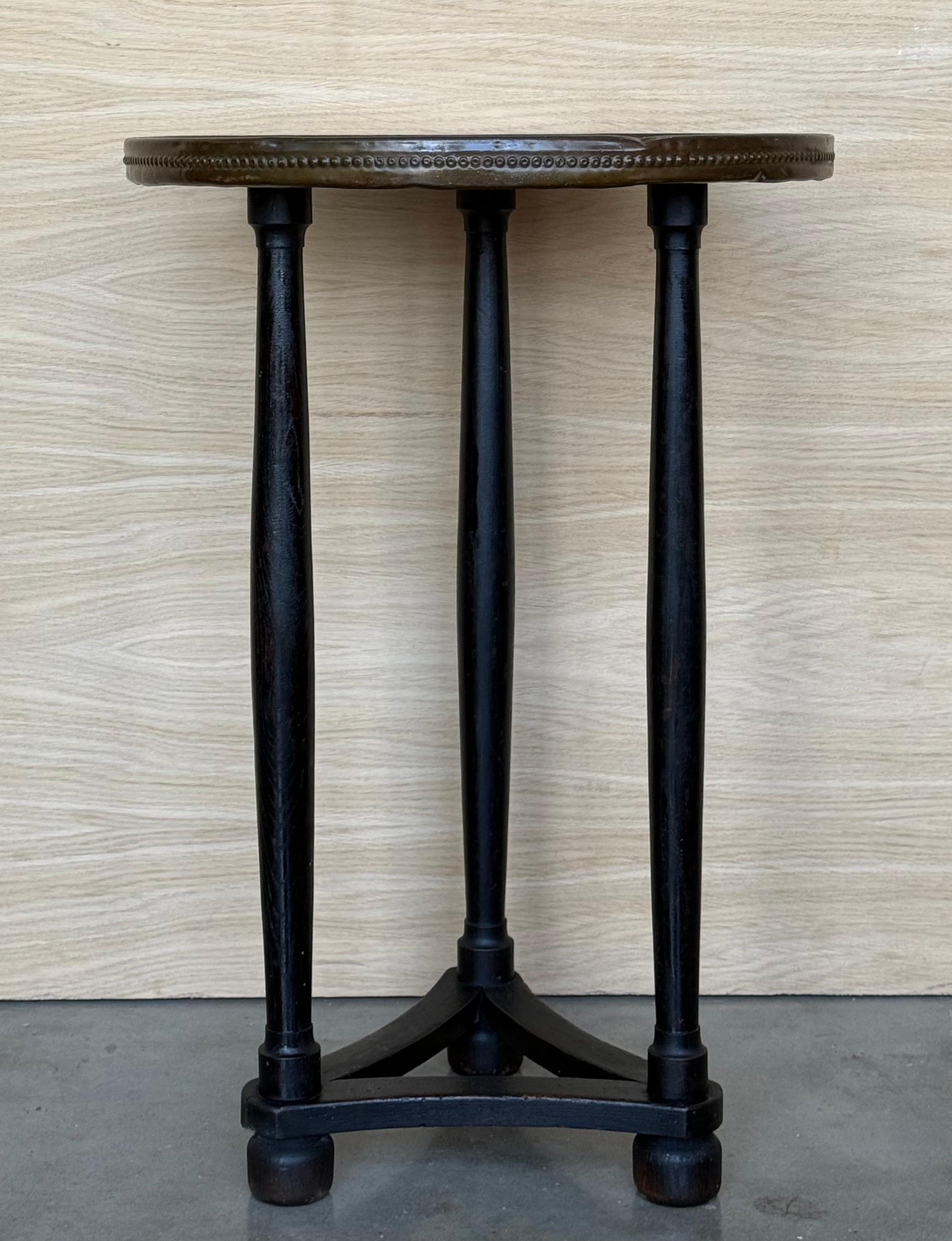 Runder Pedestal-Tisch aus Nussbaumholz mit kannelierten Beinen und Metallkanten aus der Zeit um 1900 (Barock)