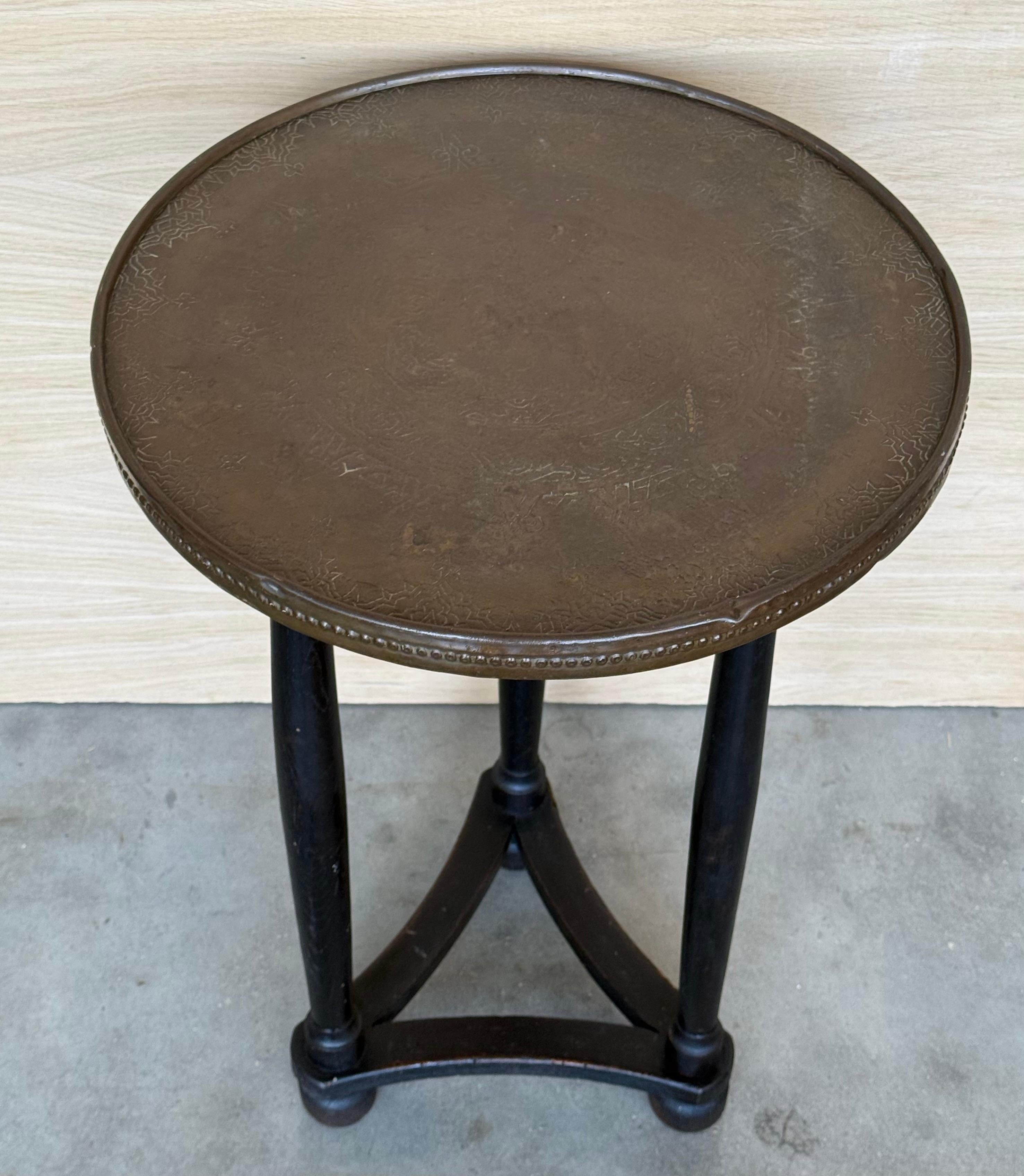 Runder Pedestal-Tisch aus Nussbaumholz mit kannelierten Beinen und Metallkanten aus der Zeit um 1900 (20. Jahrhundert)