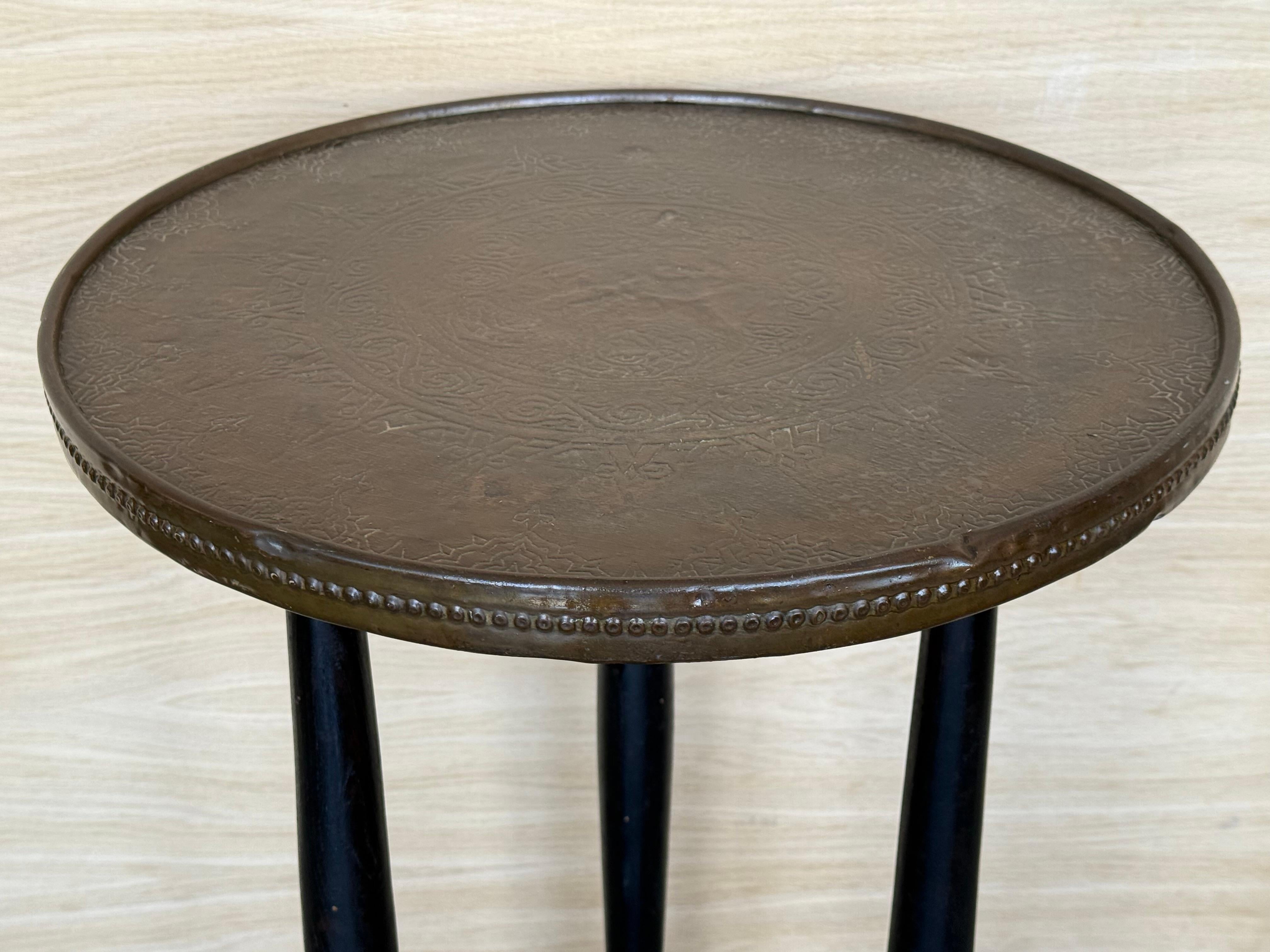 Runder Pedestal-Tisch aus Nussbaumholz mit kannelierten Beinen und Metallkanten aus der Zeit um 1900 (Eisen)