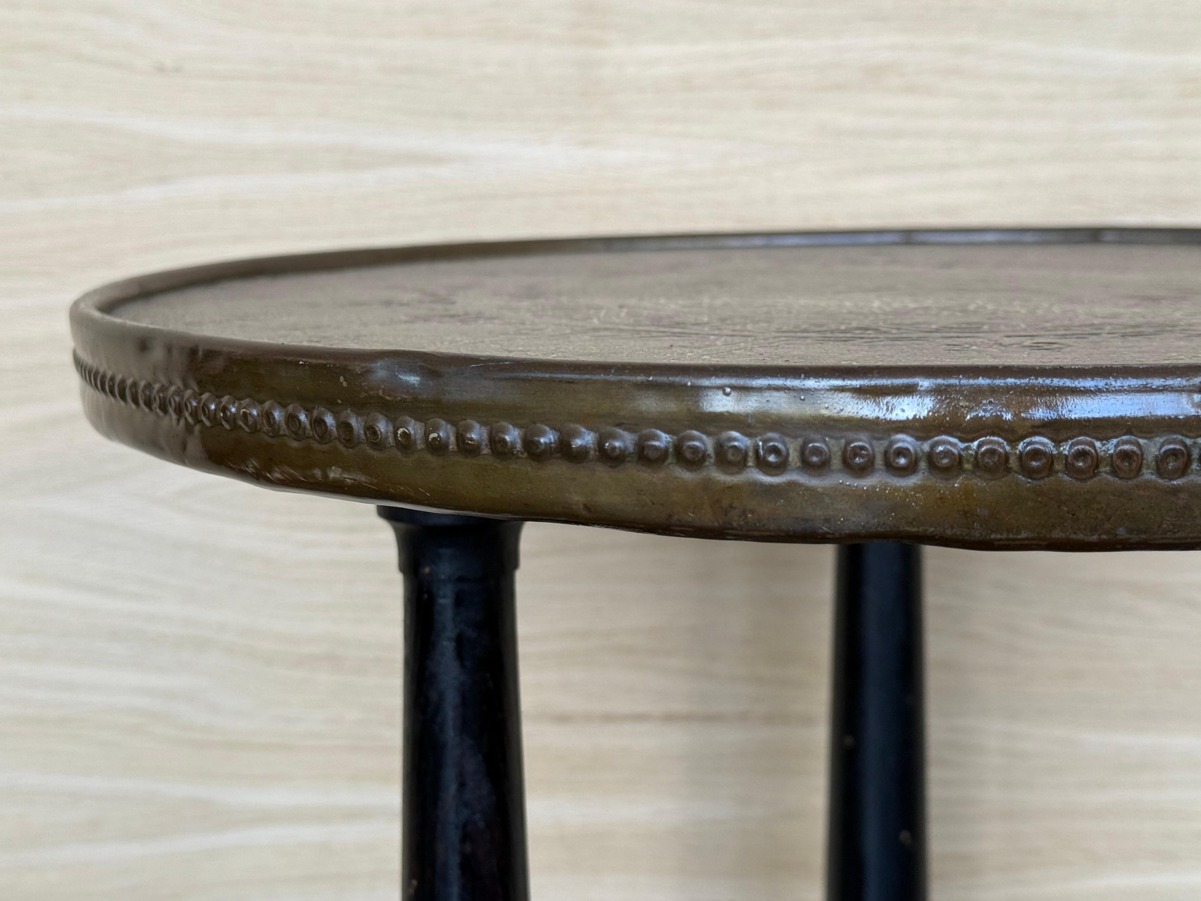 Runder Pedestal-Tisch aus Nussbaumholz mit kannelierten Beinen und Metallkanten aus der Zeit um 1900 1