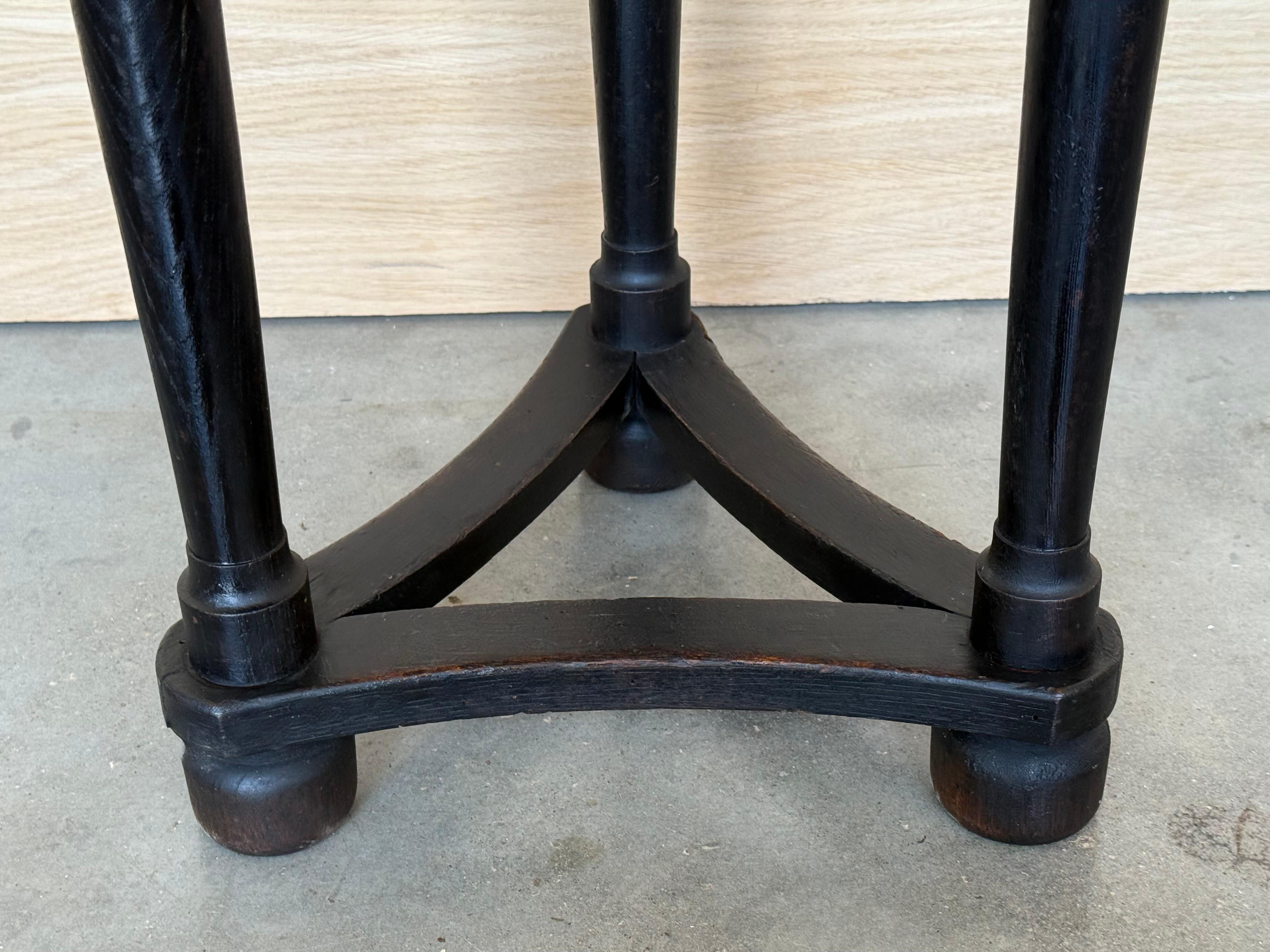 Runder Pedestal-Tisch aus Nussbaumholz mit kannelierten Beinen und Metallkanten aus der Zeit um 1900 2