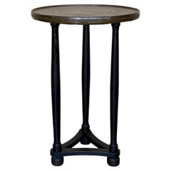 Runder Pedestal-Tisch aus Nussbaumholz mit kannelierten Beinen und Metallkanten aus der Zeit um 1900