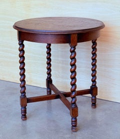 Table d'appoint ronde en noyer datant des années 1900, avec pieds A Solomon et bords biseautés
