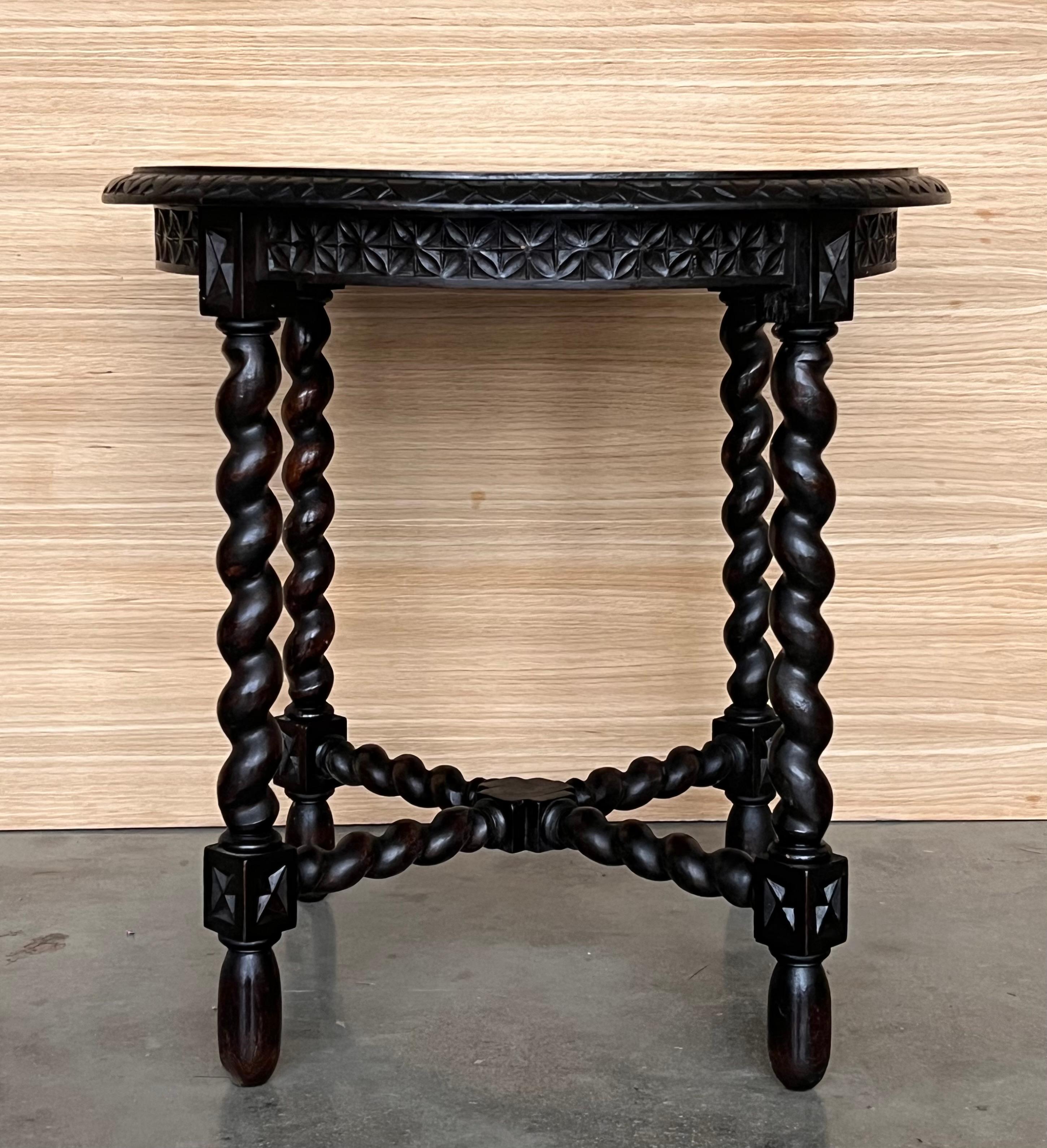 Baroque Spanish 1900s Walnut Round Side Table with Solomonic Legs and Beleveled Edges