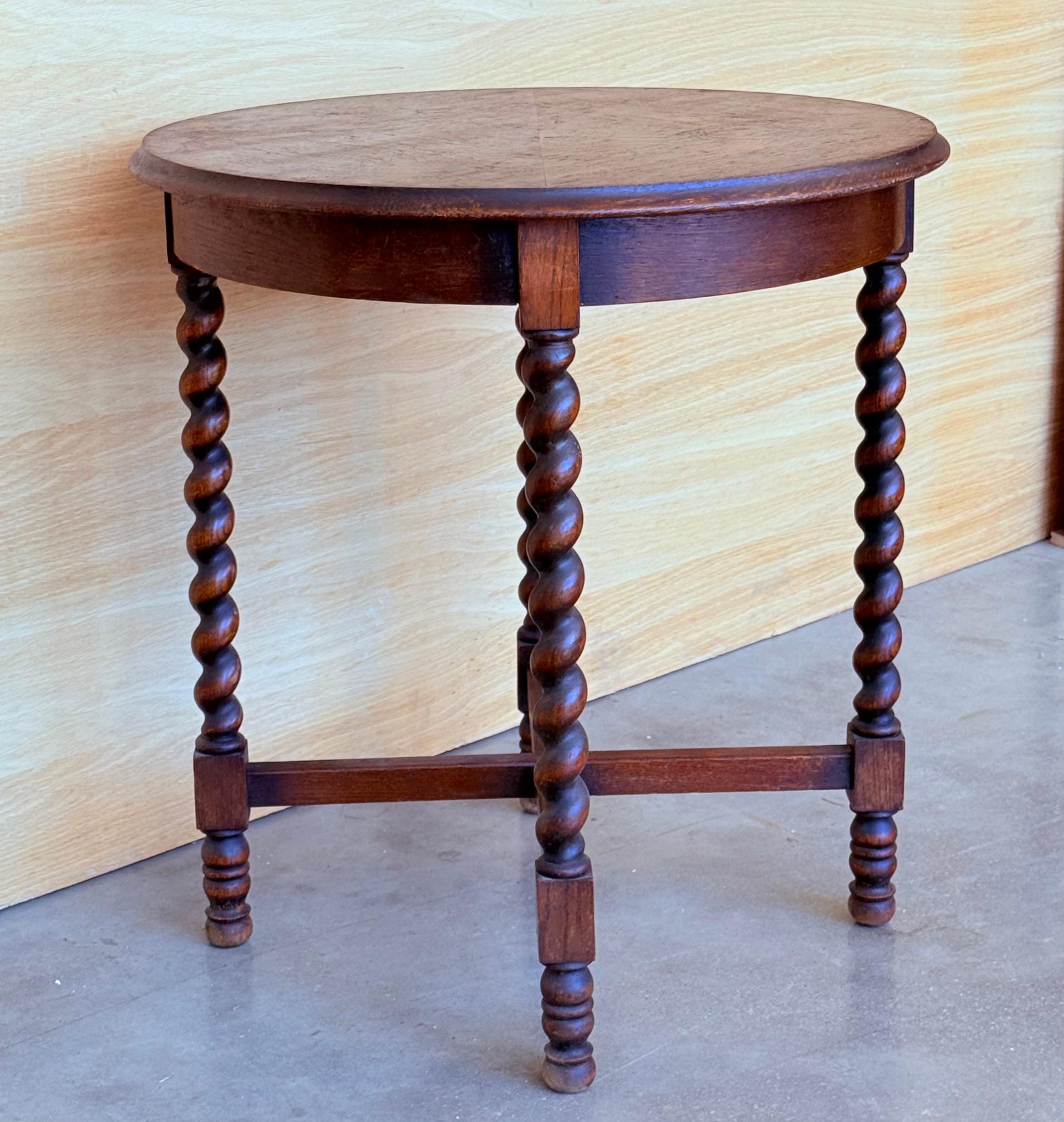 Mesa auxiliar redonda de nogal español de 1900 con patas salomónicas y cantos biselados Barroco en venta