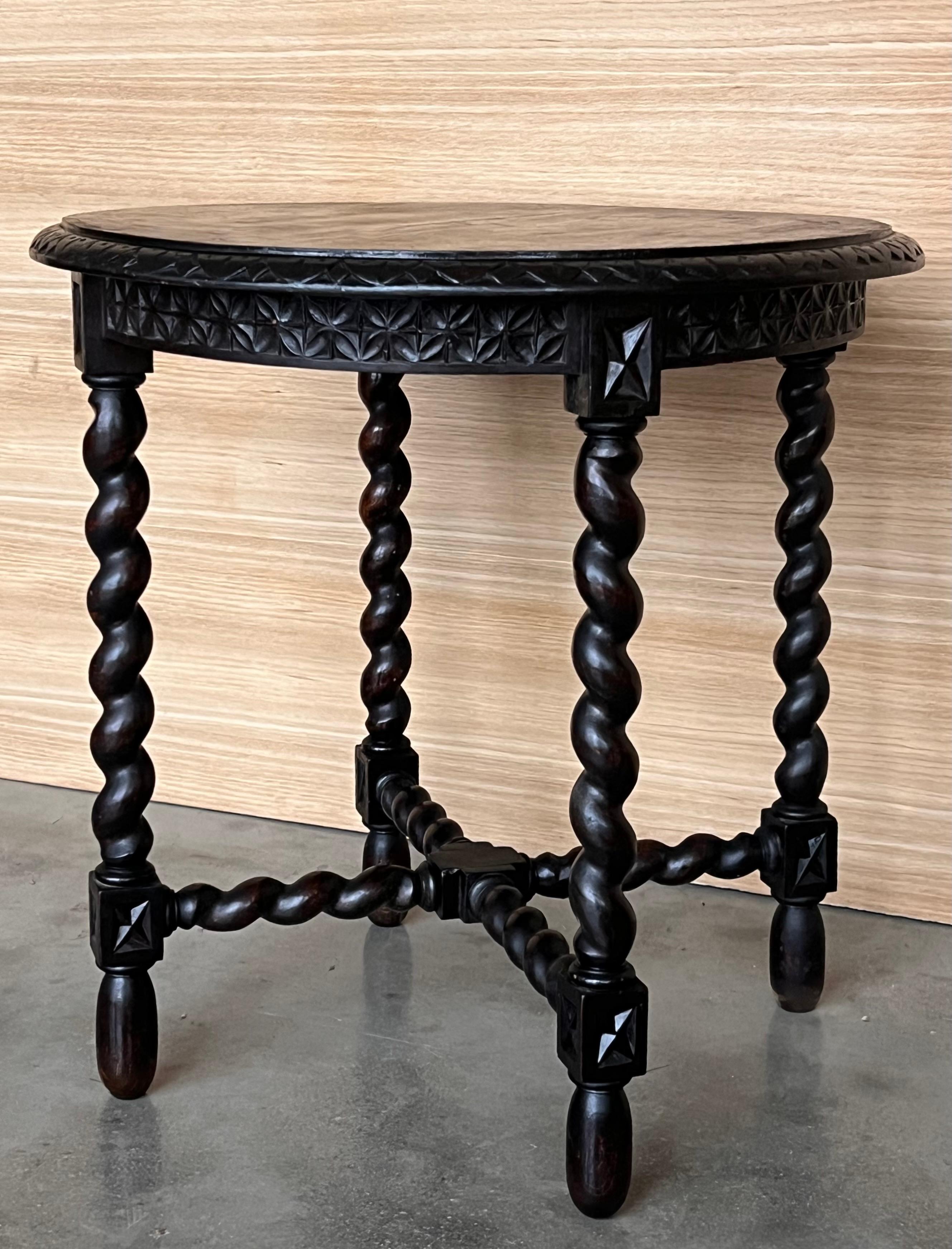 Spanish 1900s Walnut Round Side Table with Solomonic Legs and Beleveled Edges In Good Condition In Miami, FL