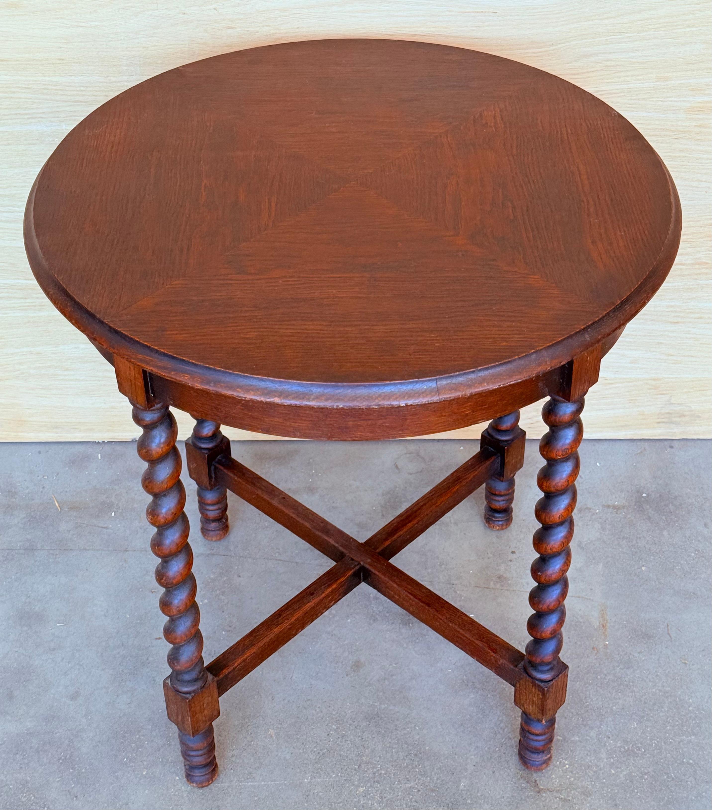 Mesa auxiliar redonda de nogal español de 1900 con patas salomónicas y cantos biselados Español en venta