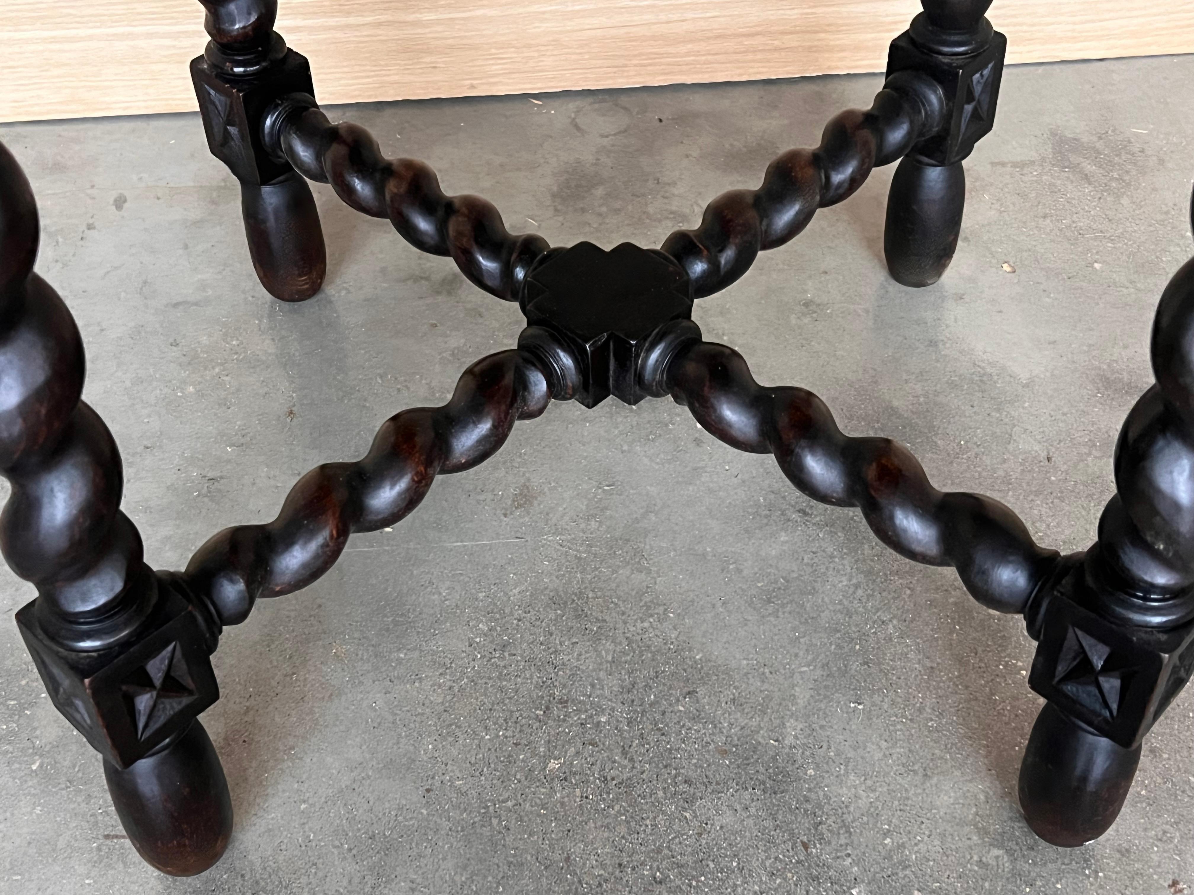 Spanish 1900s Walnut Round Side Table with Solomonic Legs and Beleveled Edges 2