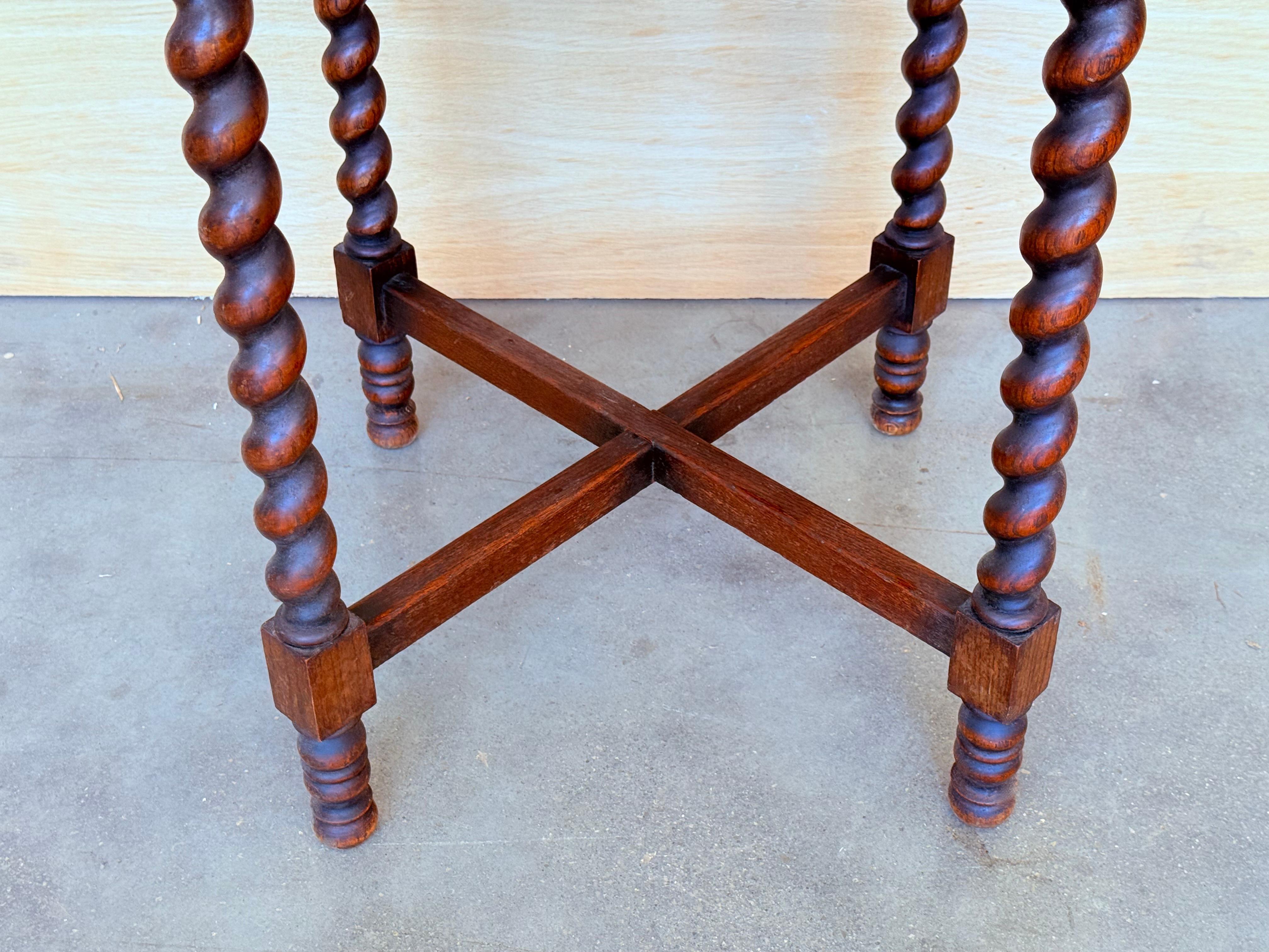 Mesa auxiliar redonda de nogal español de 1900 con patas salomónicas y cantos biselados en venta 1