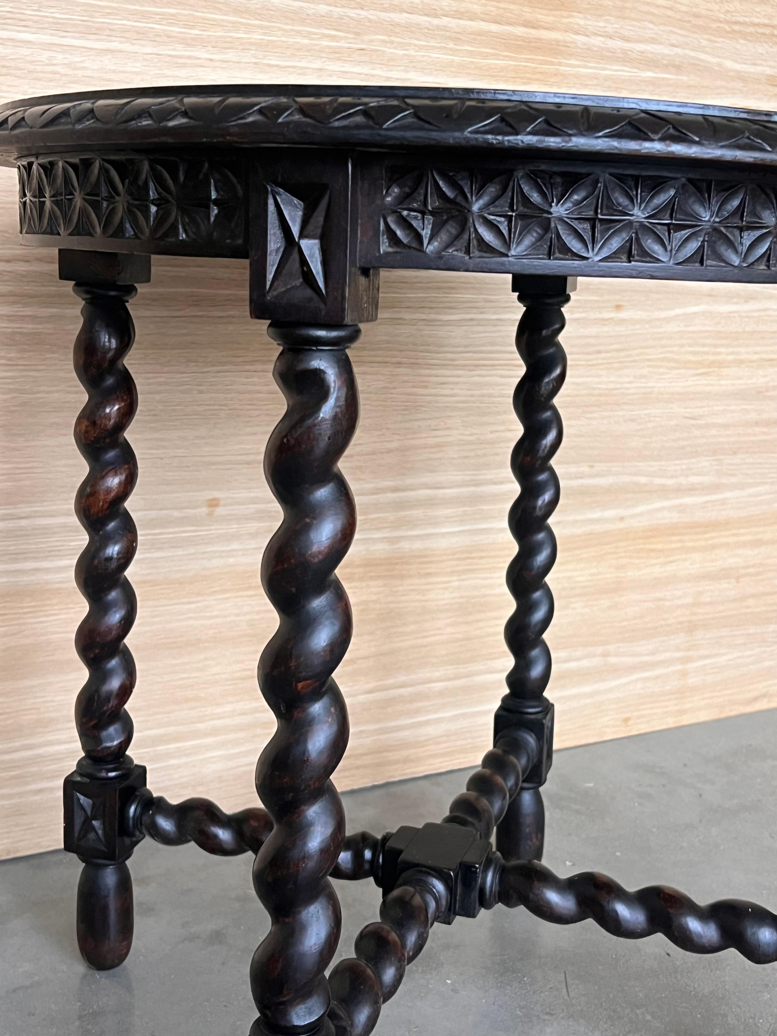 Spanish 1900s Walnut Round Side Table with Solomonic Legs and Beleveled Edges 3