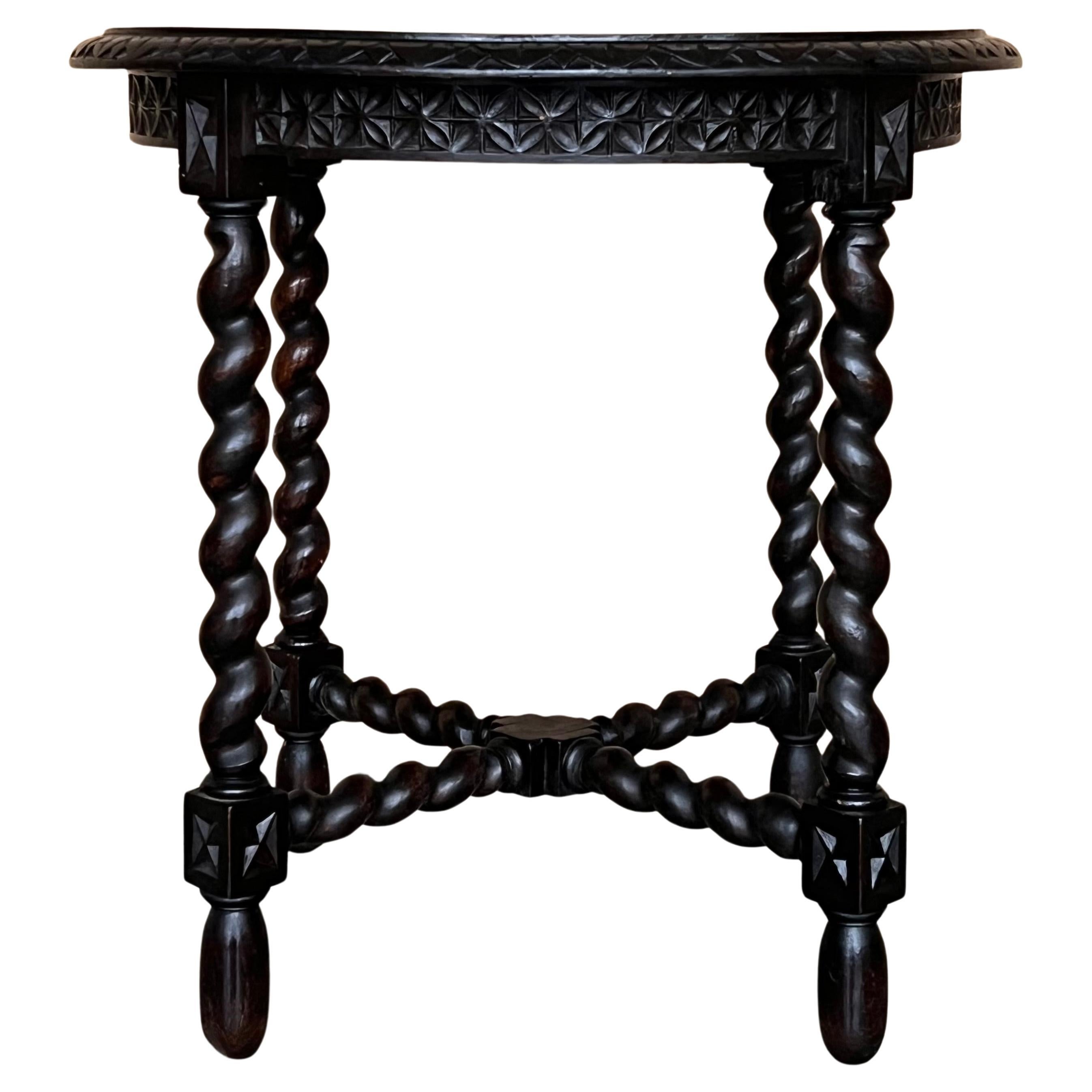 Spanish 1900s Walnut Round Side Table with Solomonic Legs and Beleveled Edges