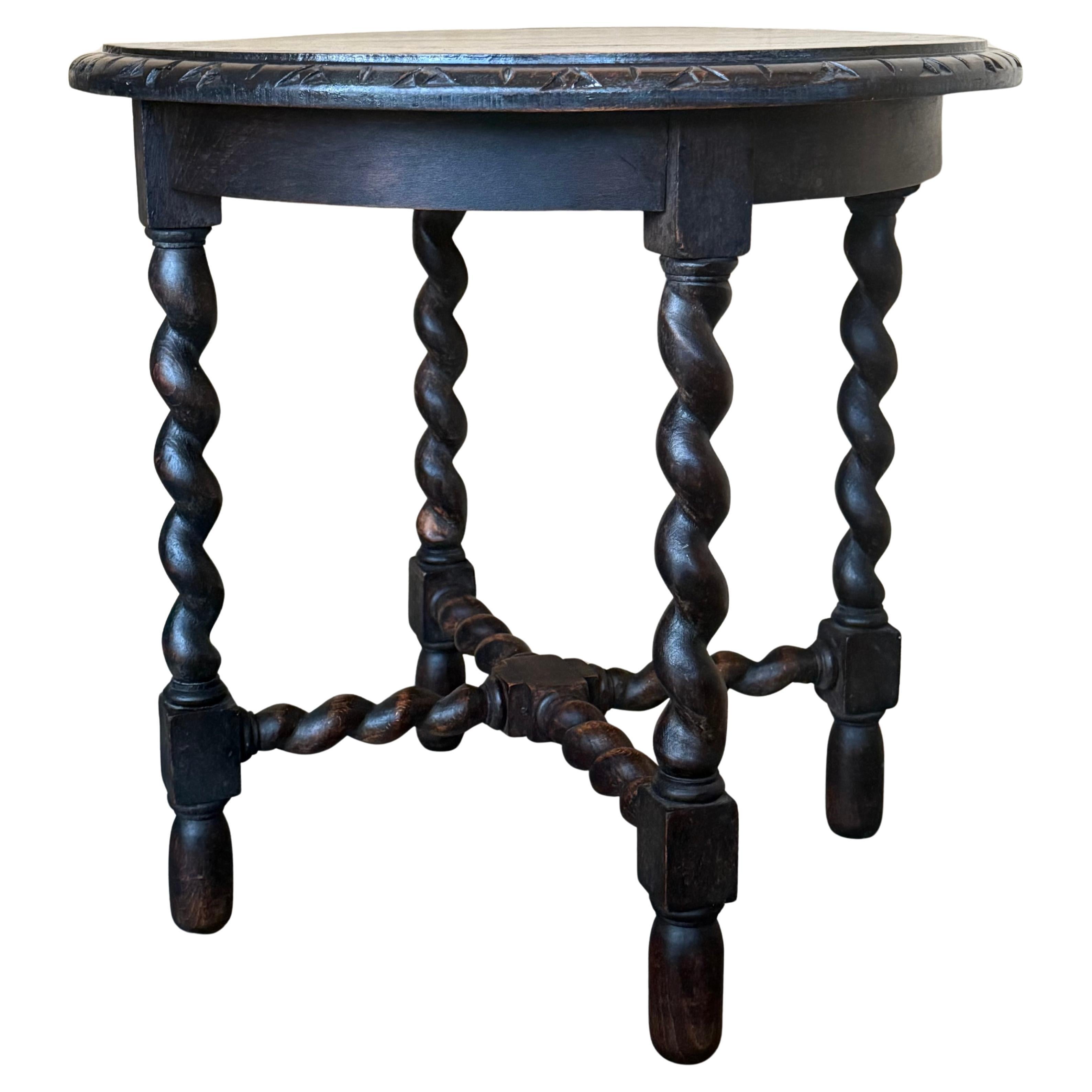 Mesa auxiliar redonda de nogal español de 1900 con patas salomónicas y cantos biselados en venta