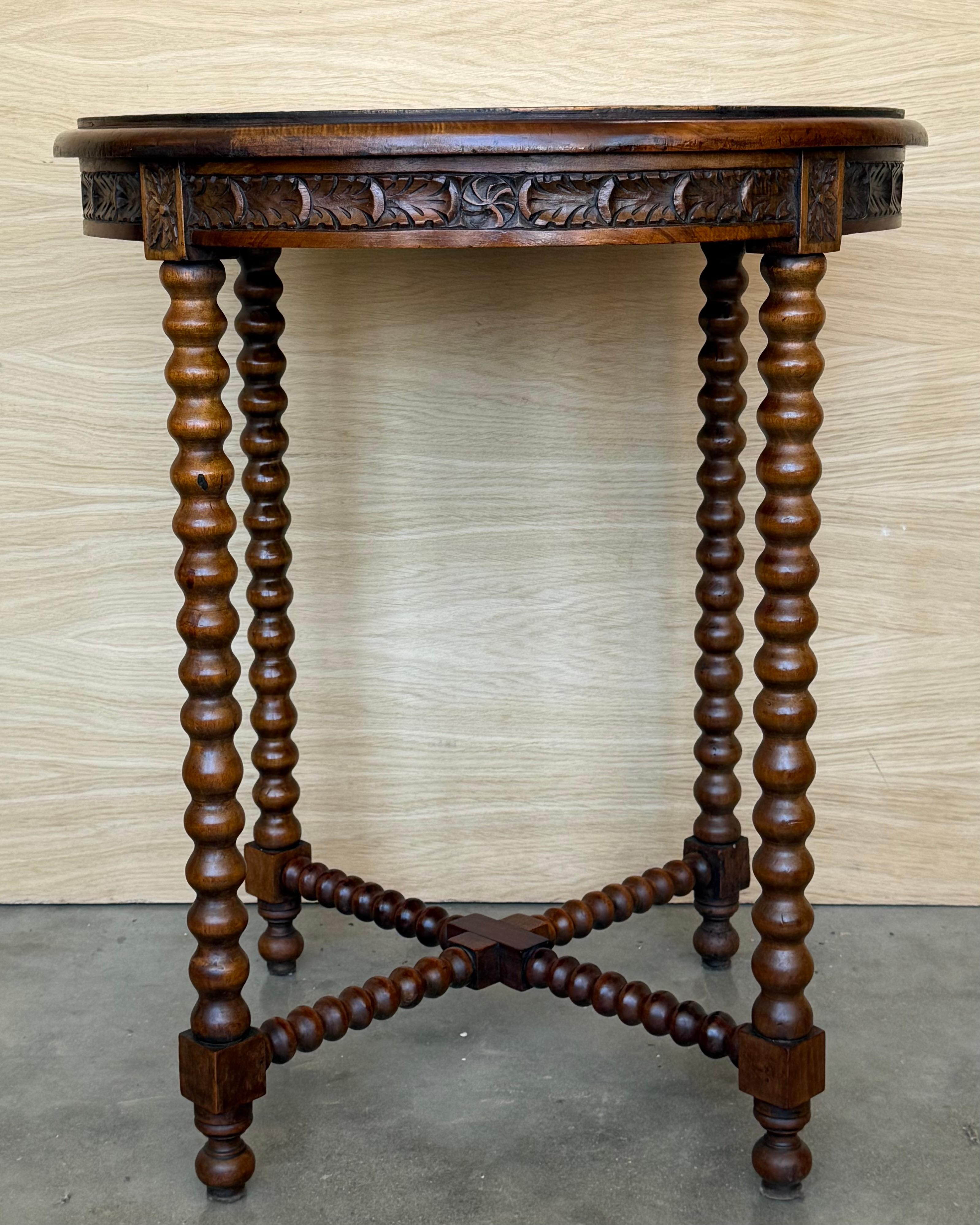 Beistelltisch aus spanischem Nussbaumholz, Schürze mit Wellenschliff und geschnitzten Beinen aus dem späten 19. und frühen 20. Dieser elegante spanische Tisch hat eine einfache, runde Platte mit geschnitzten Kanten. Der Tisch steht auf einem