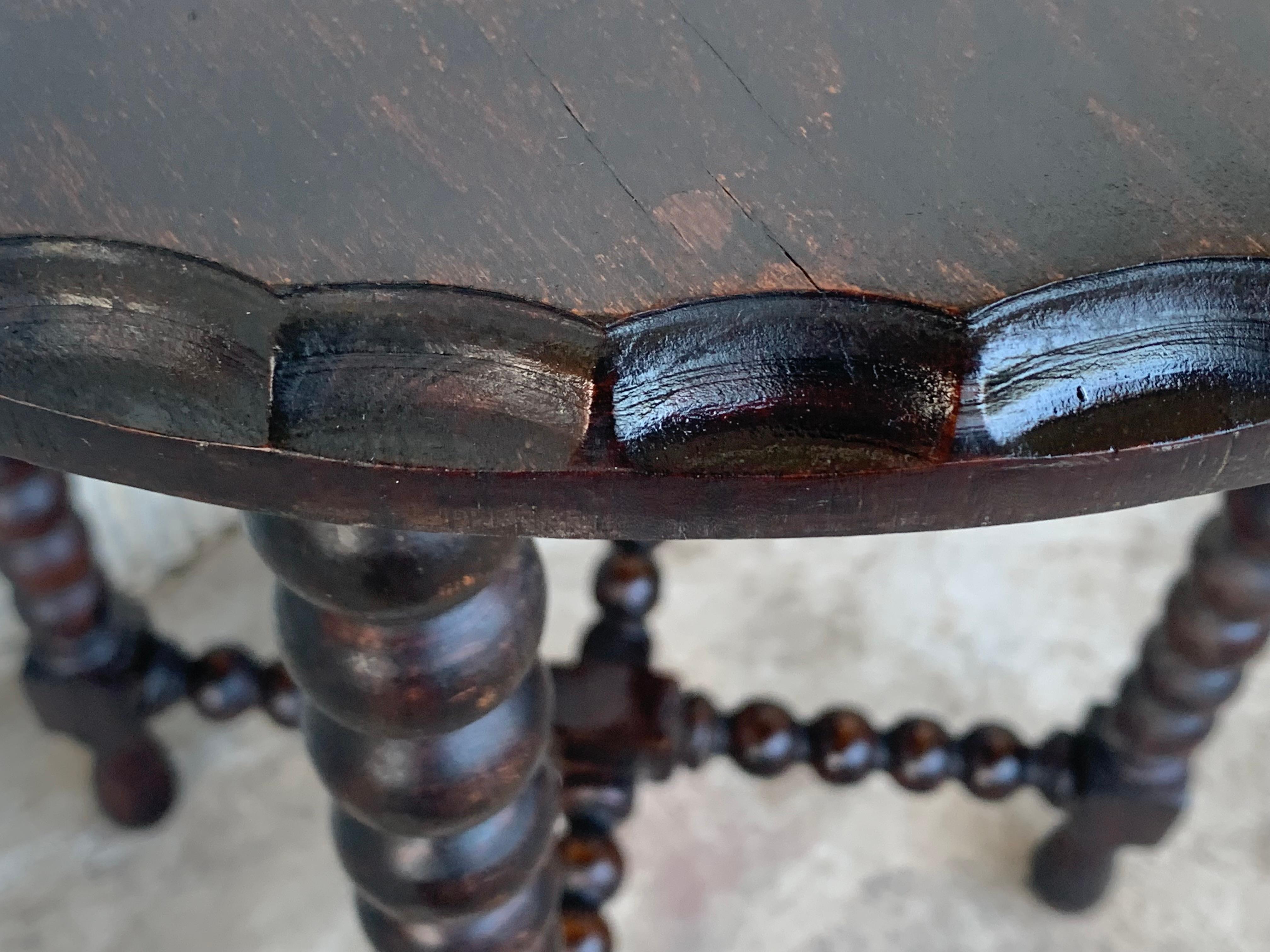 Spanish 1900s Walnut Round Side Table with Turned Legs and Beleveled Edges In Good Condition In Miami, FL