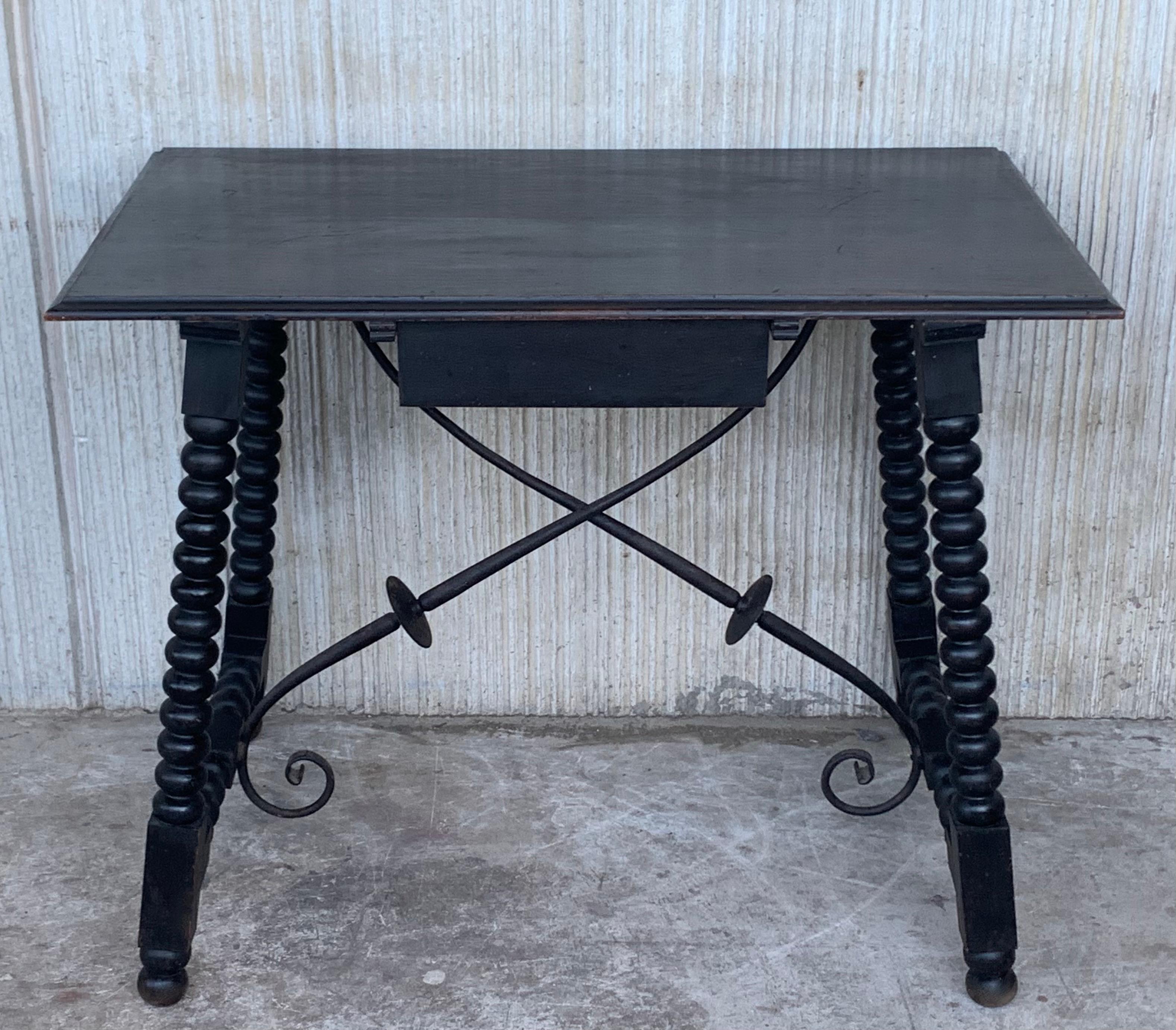 Spanish 1900s Walnut Side Table with Single Drawer and Iron Stretcher In Good Condition For Sale In Miami, FL