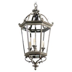 Lanterne hexagonale espagnole des années 1910 en bronze et verre avec trois lampes et volutes