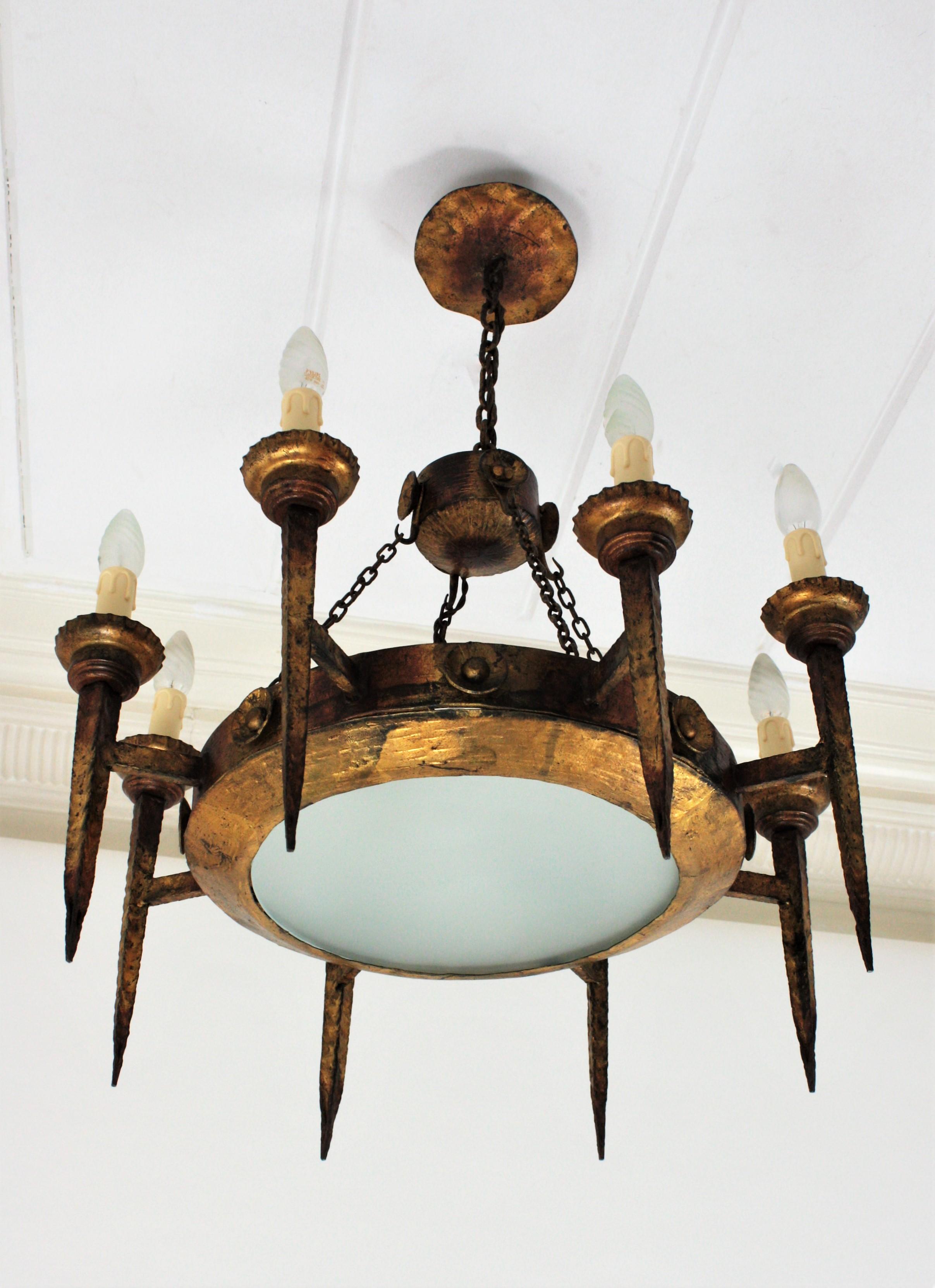 Großer achtflammiger Ring-Torch-Kronleuchter aus vergoldetem Schmiedeeisen, 1940er Jahre (Art déco) im Angebot