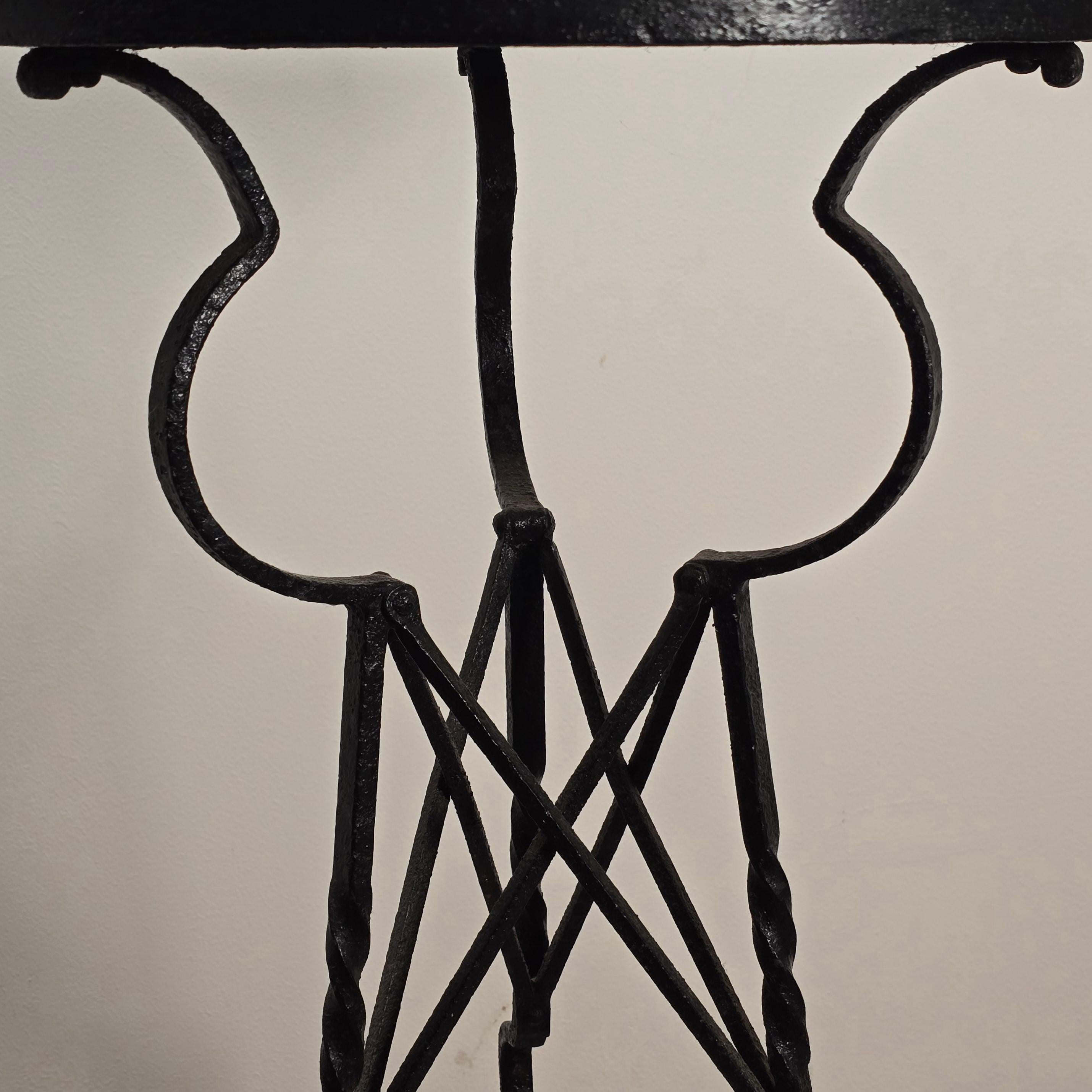 Table espagnole des années 1920 à plateau en fer forgé en vente 9
