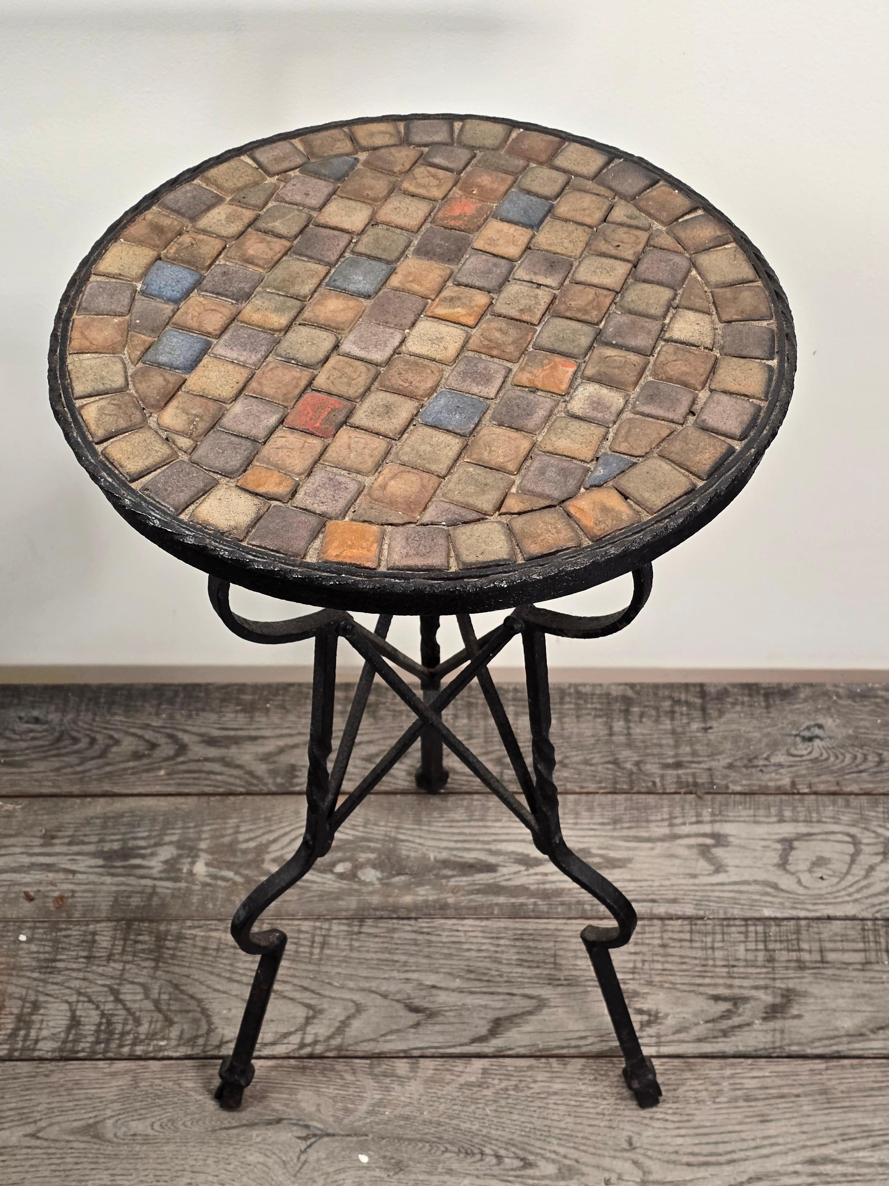 Une table en fer forgé et en carreaux de faïence faits à la main, datant des années 1920, absolument étonnante.   La base de la table a été fabriquée en Espagne et les carreaux du plateau ont été fabriqués à Los Angeles dans les années 1920 et il