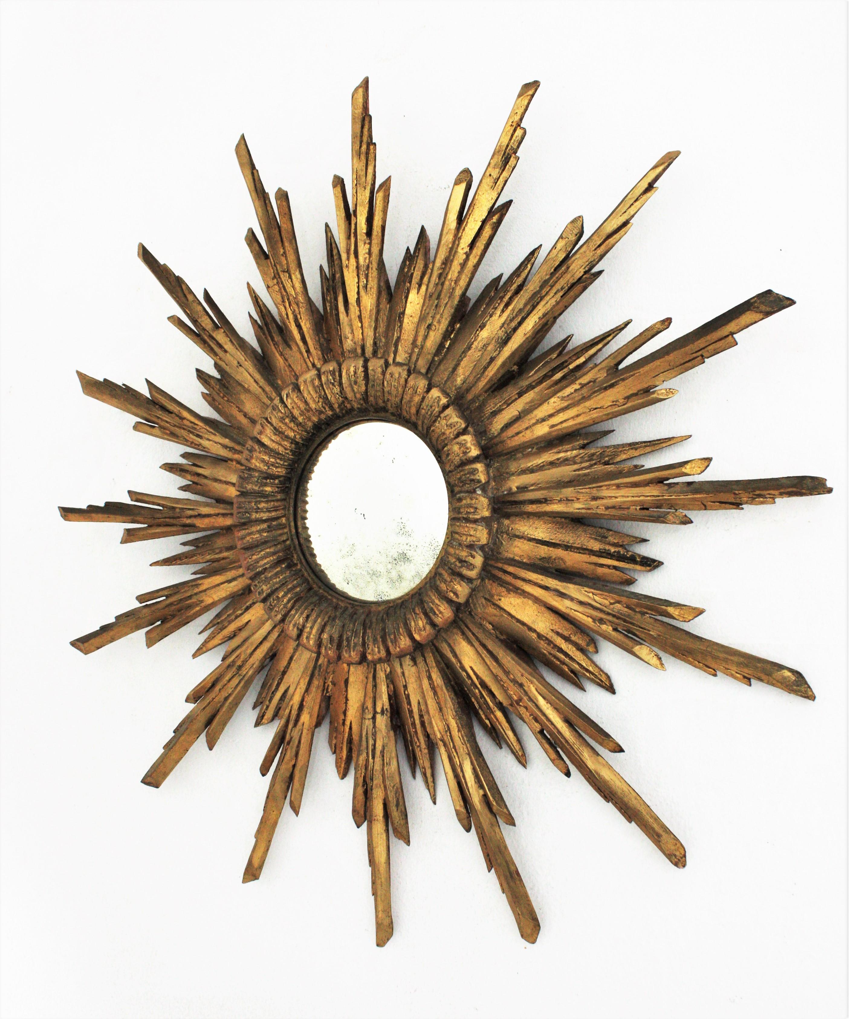Sunburst Convex Mirror in Carved Giltwood, Baroque Style, 1930s In Good Condition In Barcelona, ES