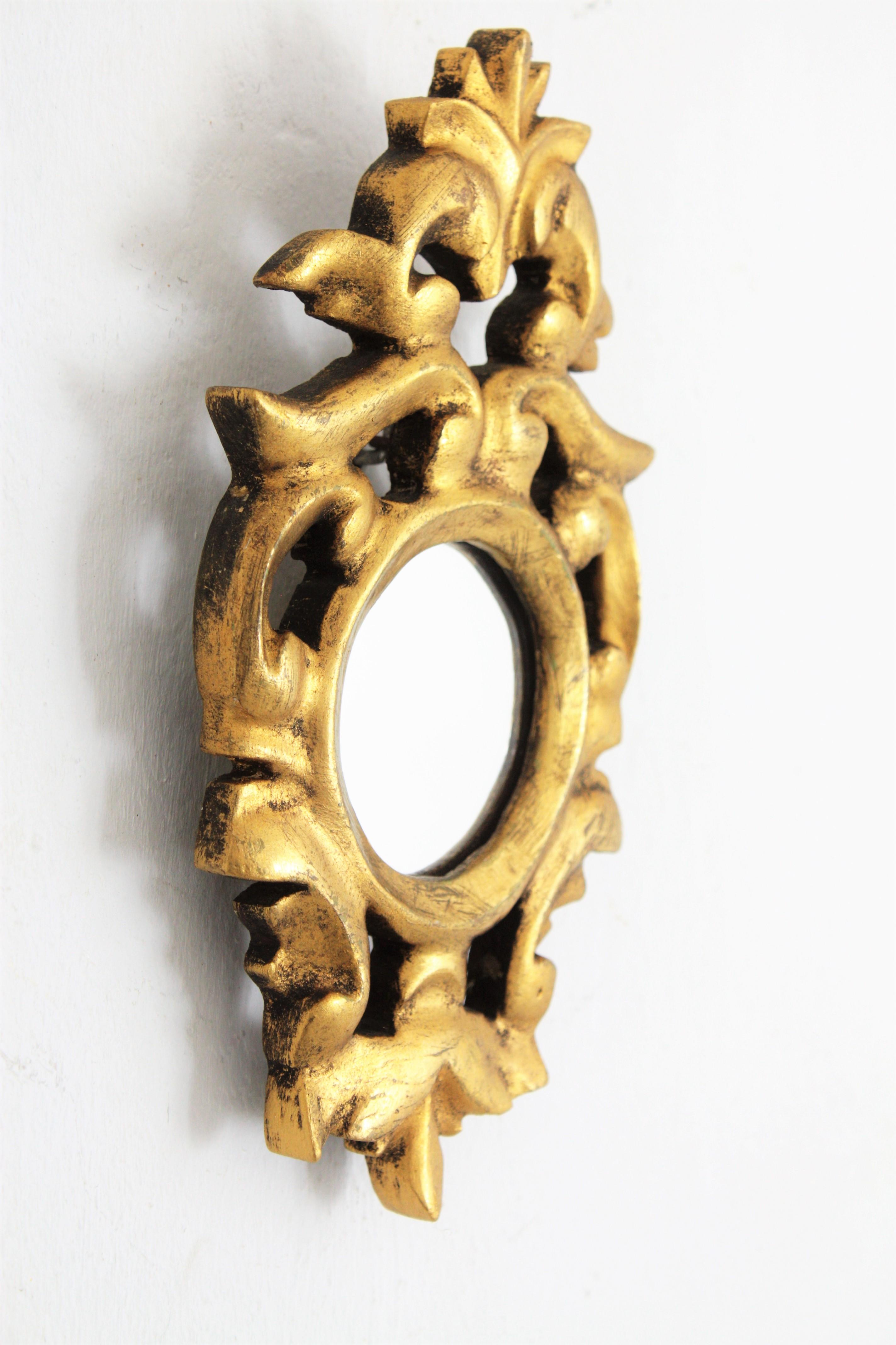 Spanish 1930s Rococo Style Carved Giltwood Round Mirror Miniature In Good Condition In Barcelona, ES