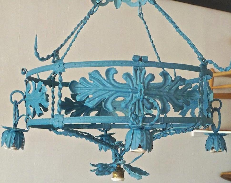 Mid-20th Century Spanish 1930s Round Painted Iron Ceiling Light with 4 Outer and 1 Centre Light For Sale