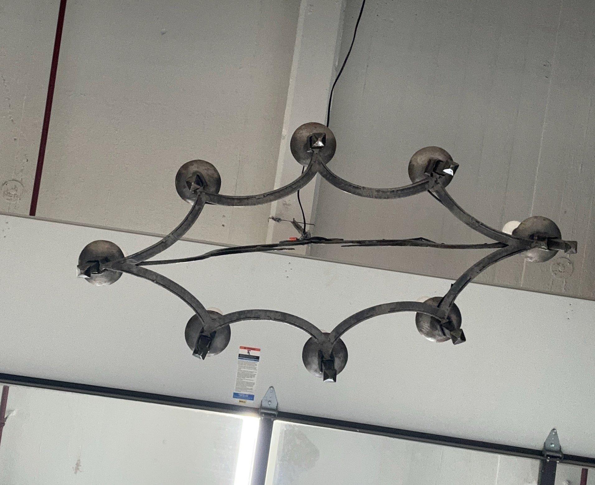 Lampadario a otto luci in stile gotico spagnolo degli anni '40 in vendita 3