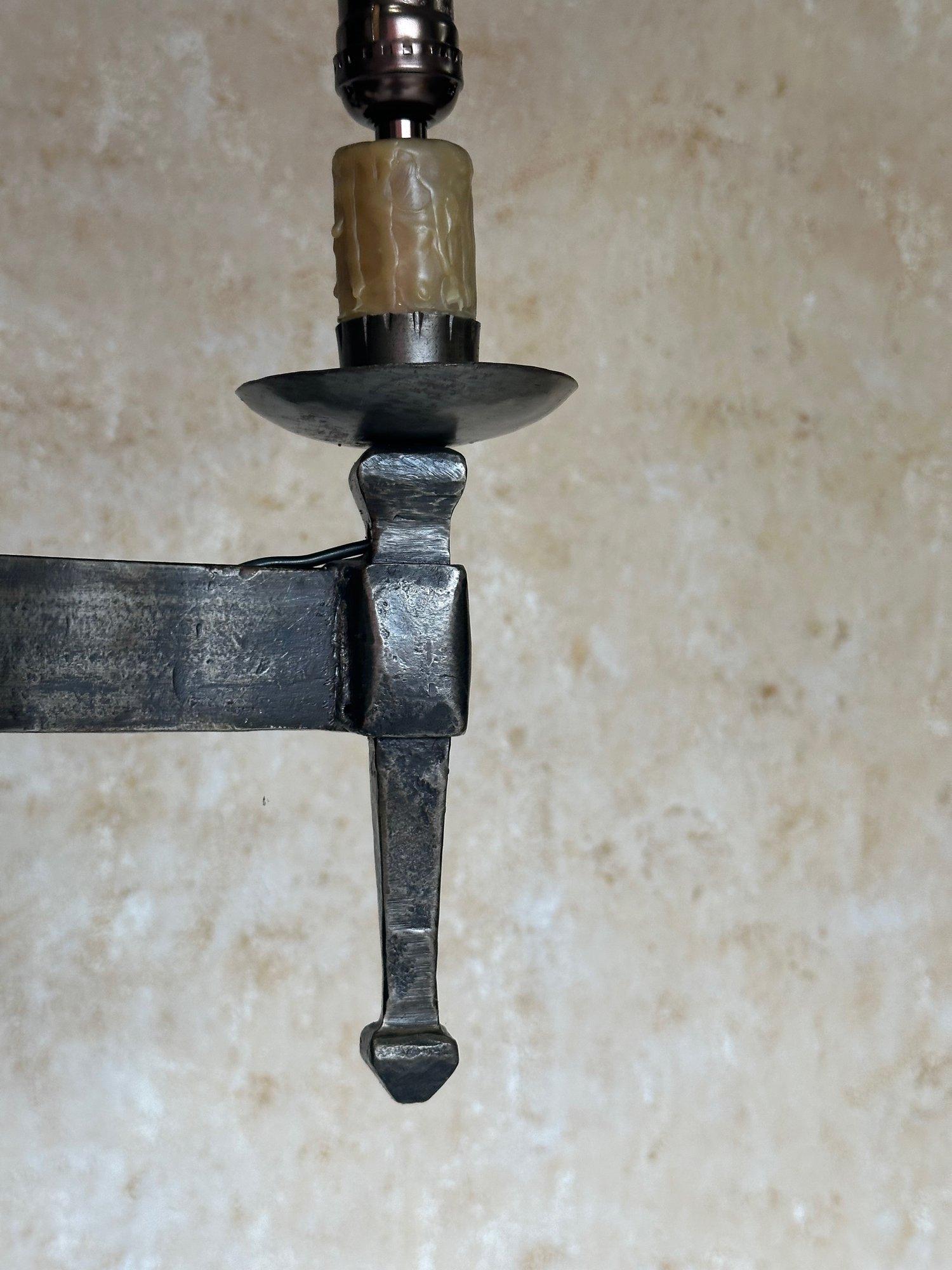 Lampadario a otto luci in stile gotico spagnolo degli anni '40 in vendita 5
