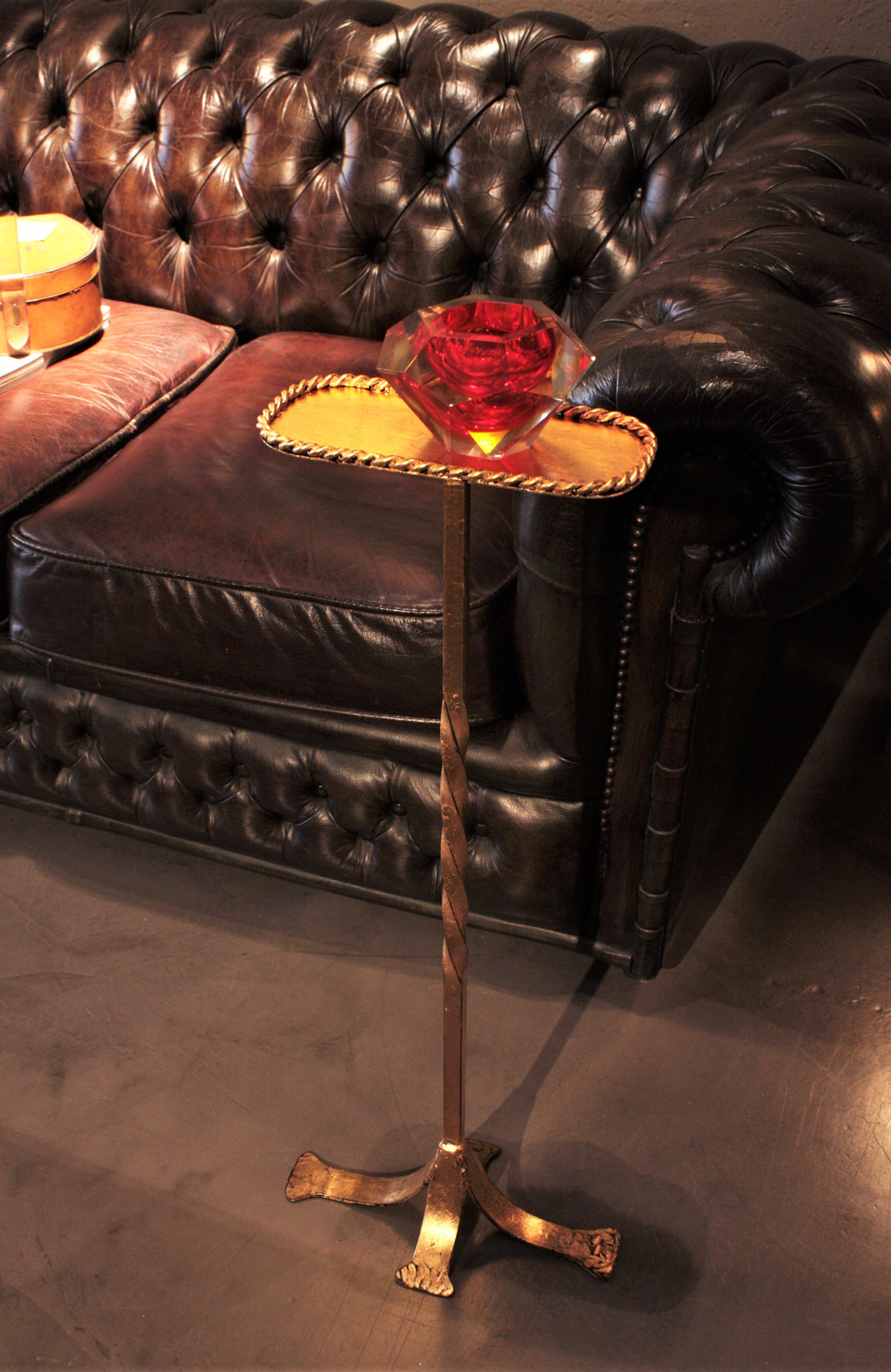 Spanish 1940s Hand-Hammered Iron Gueridon / Drinks Table with Twisted Base In Good Condition In Barcelona, ES