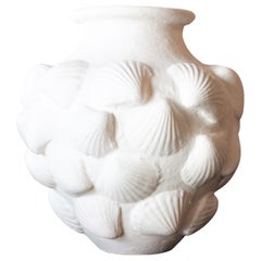 Großes spanisches JAR aus Terrakotta aus den 1940er Jahren mit Muschelmotiven und kalkfarbener Oberfläche