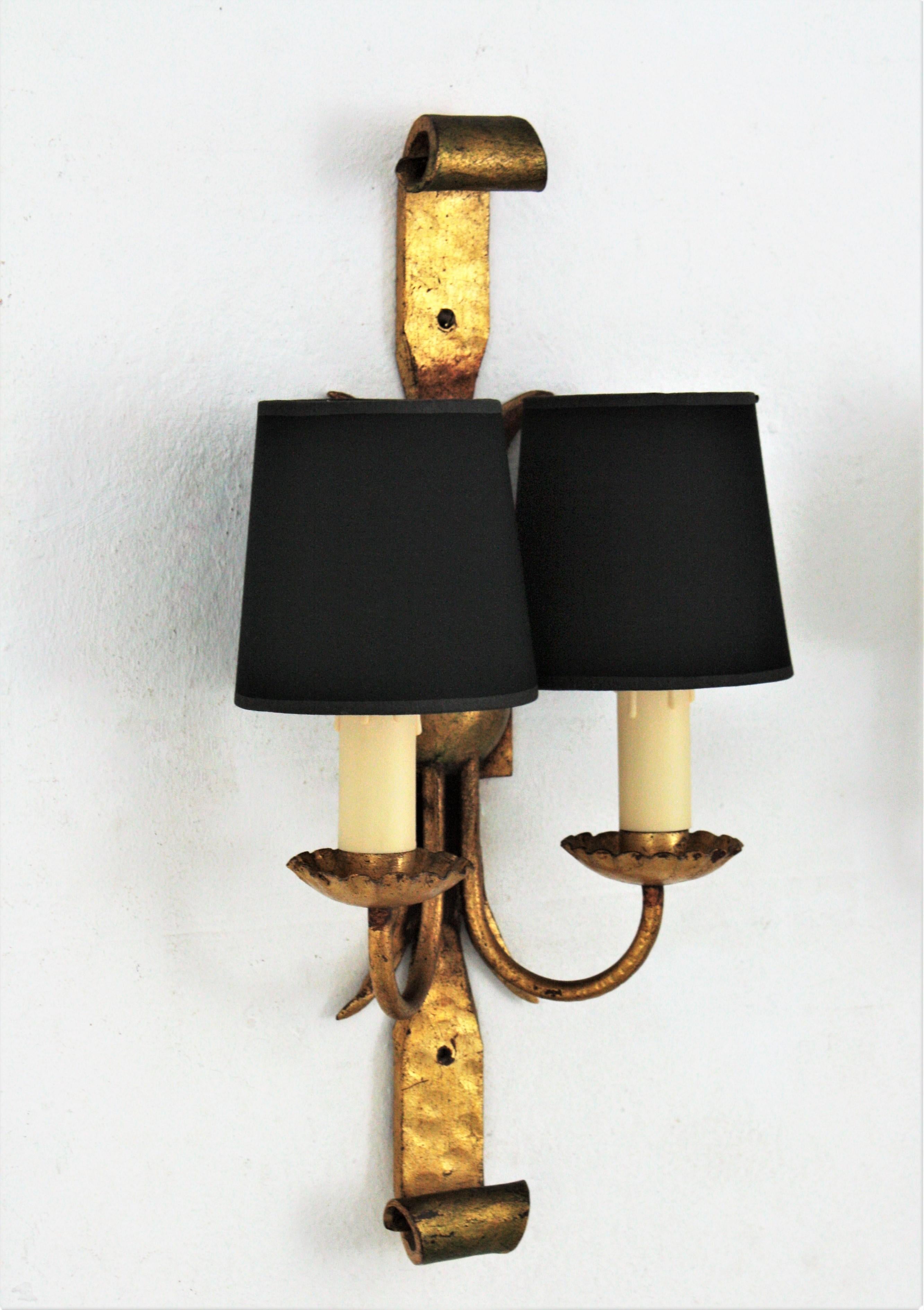 Pair of Spanish Revival Wall Sconces in Gilt Wrought Iron In Good Condition In Barcelona, ES