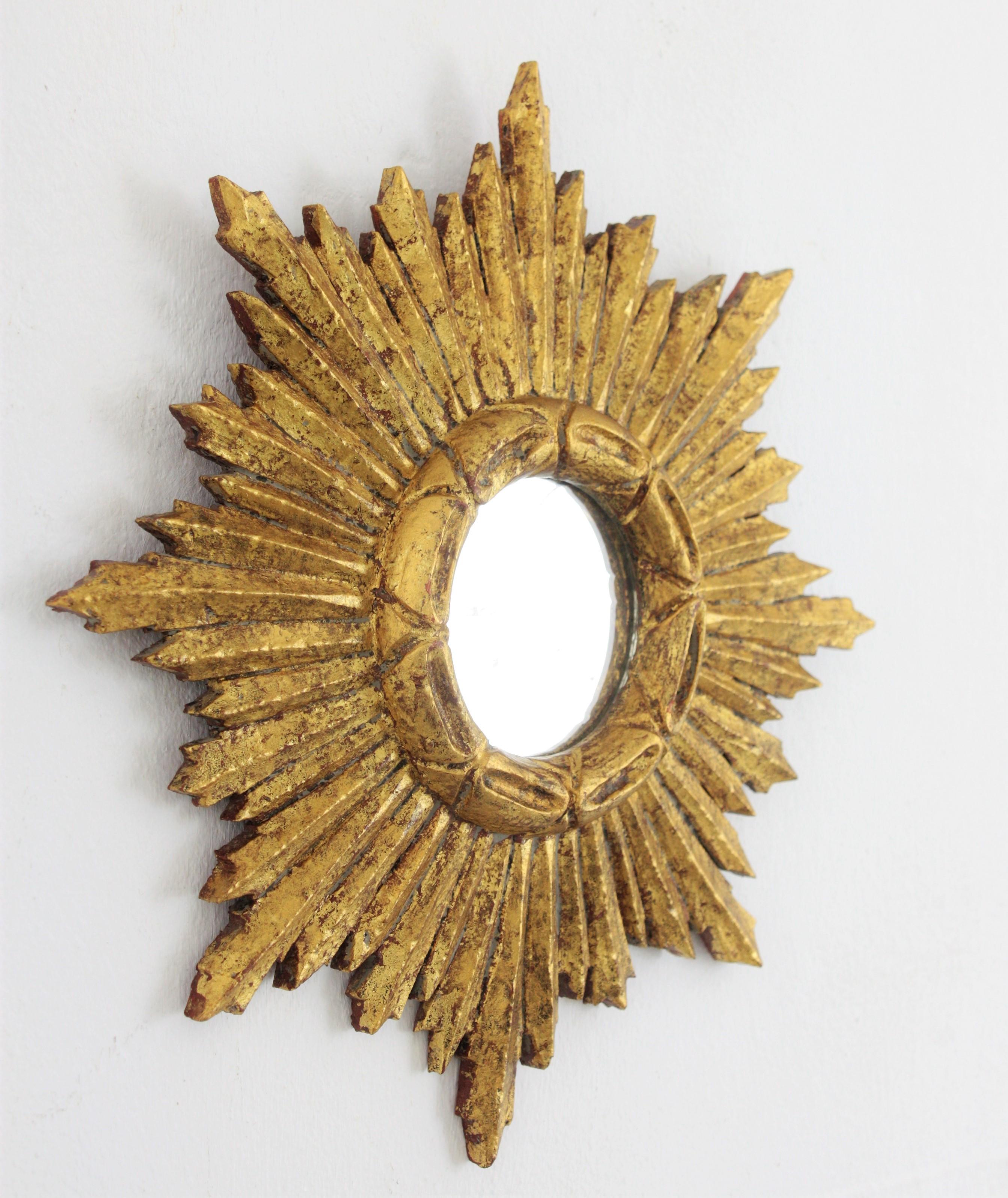 Spanish 1950s Baroque Style Carved Giltwood Mini Sunburst Mirror In Excellent Condition In Barcelona, ES