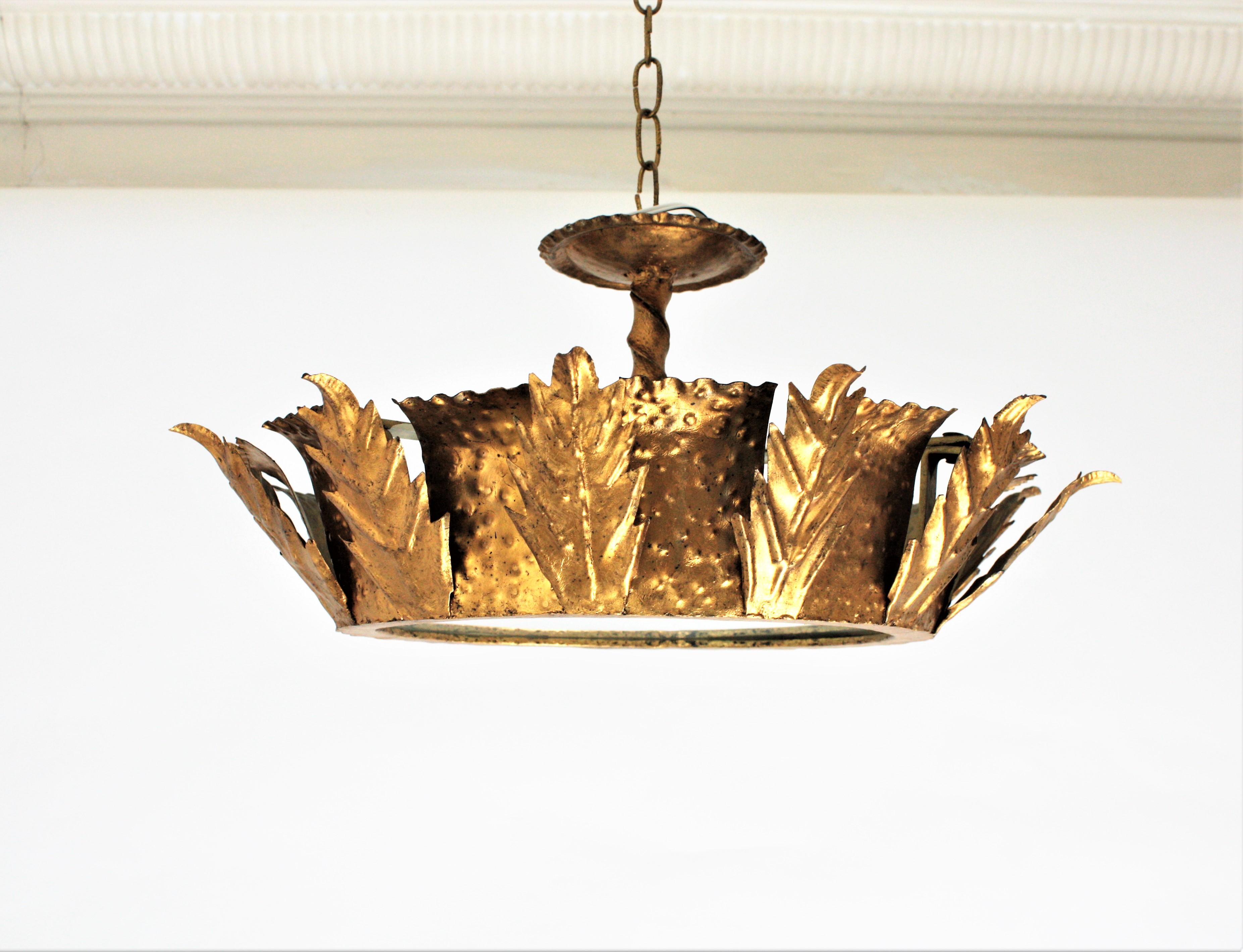 Brutalist Crown Sunburst Ceiling Light Fixture in Gilt Iron & Frosted Glass In Excellent Condition In Barcelona, ES