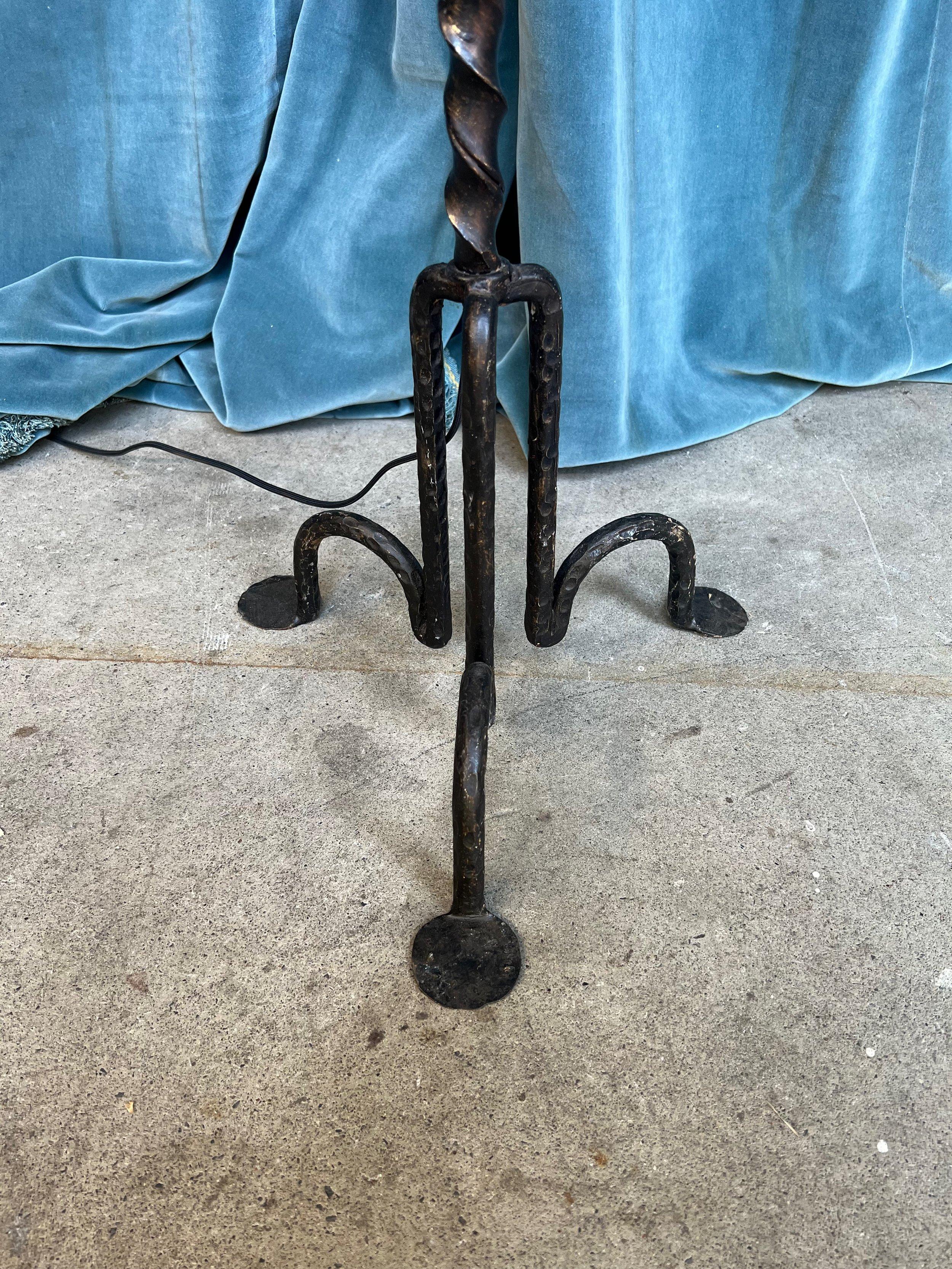 Spanish 1950s Floor Lamp in Black Iron In Good Condition For Sale In Buchanan, NY