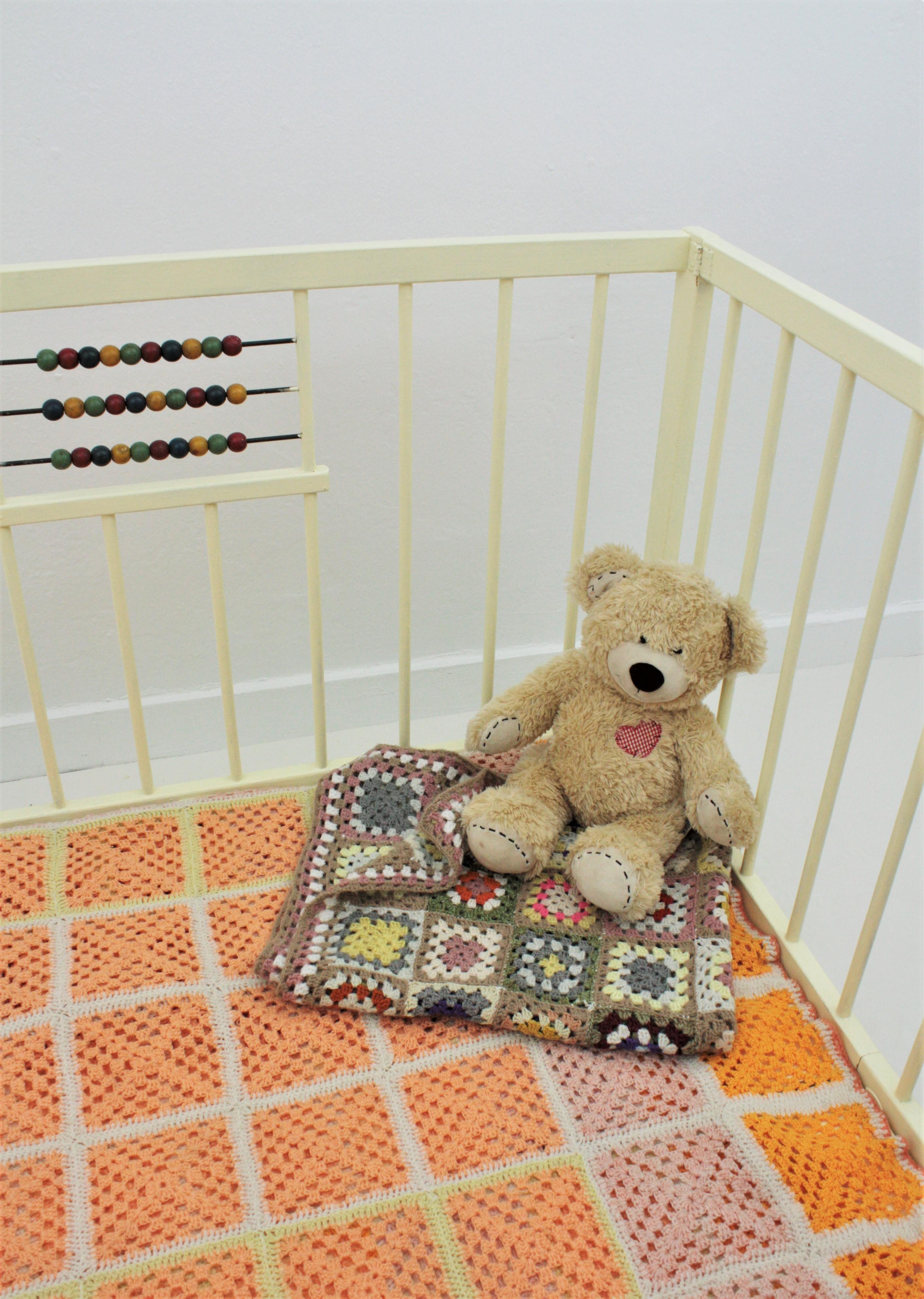 Spanish 1950s Folding Wooden Childs Playpen with Beads Abacus Toy In Good Condition For Sale In Barcelona, ES