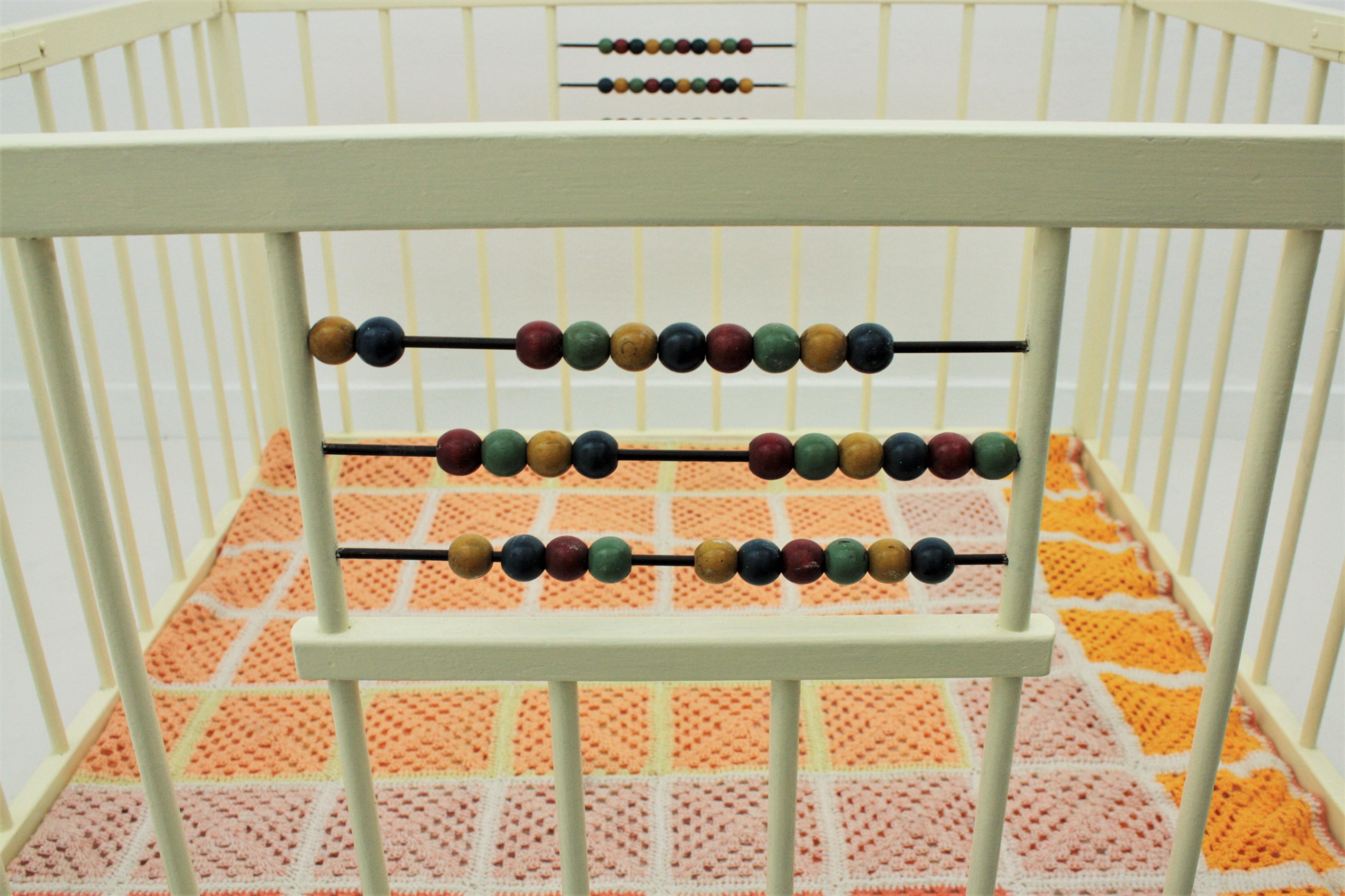 Spanischer 1950er Jahre faltbarer hölzerner Kinderlaufstall mit Perlen Abacus Spielzeug im Angebot 1
