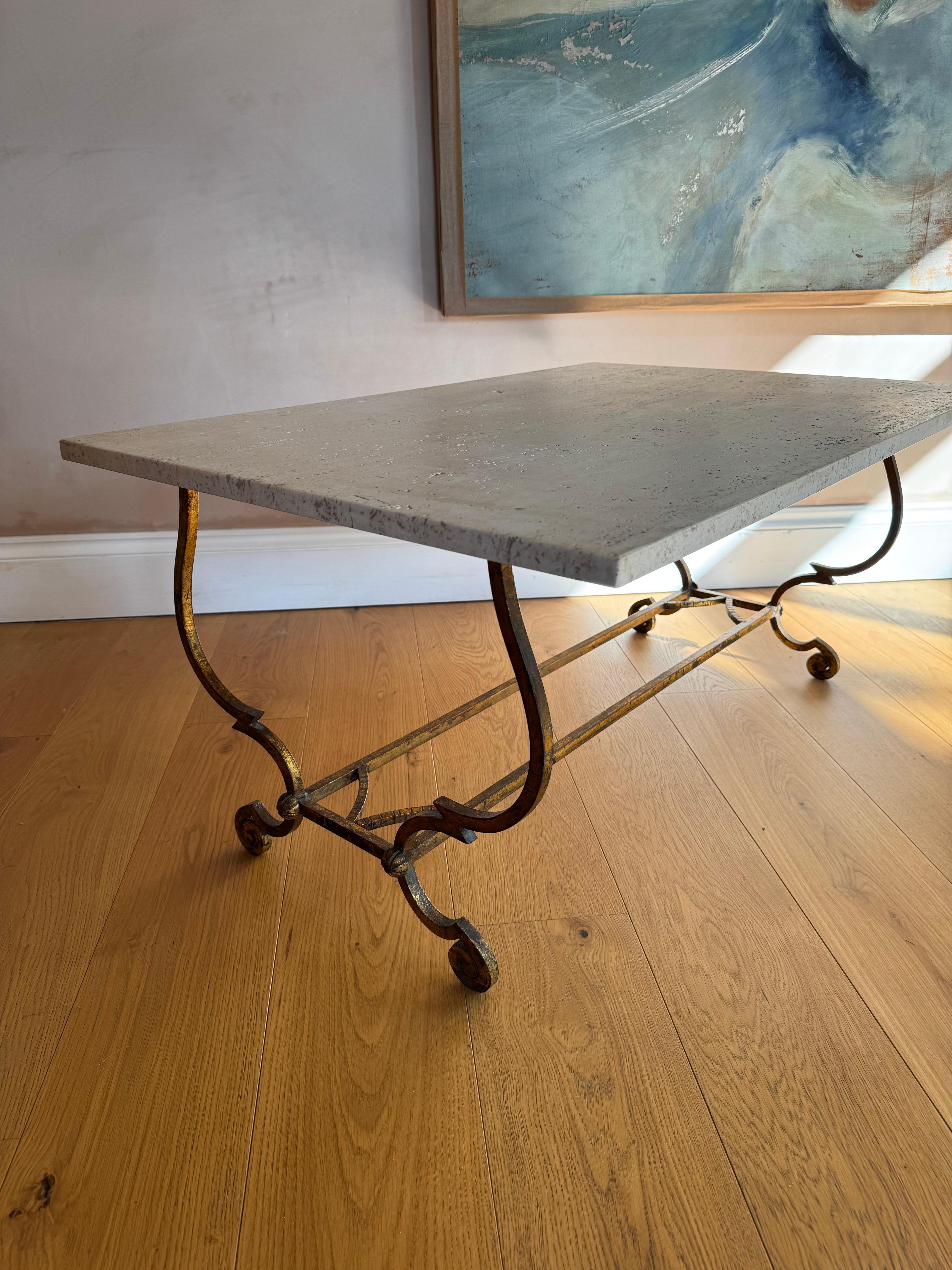 Mid-Century Modern Table basse espagnole en fer doré et travertin des années 1950 en vente
