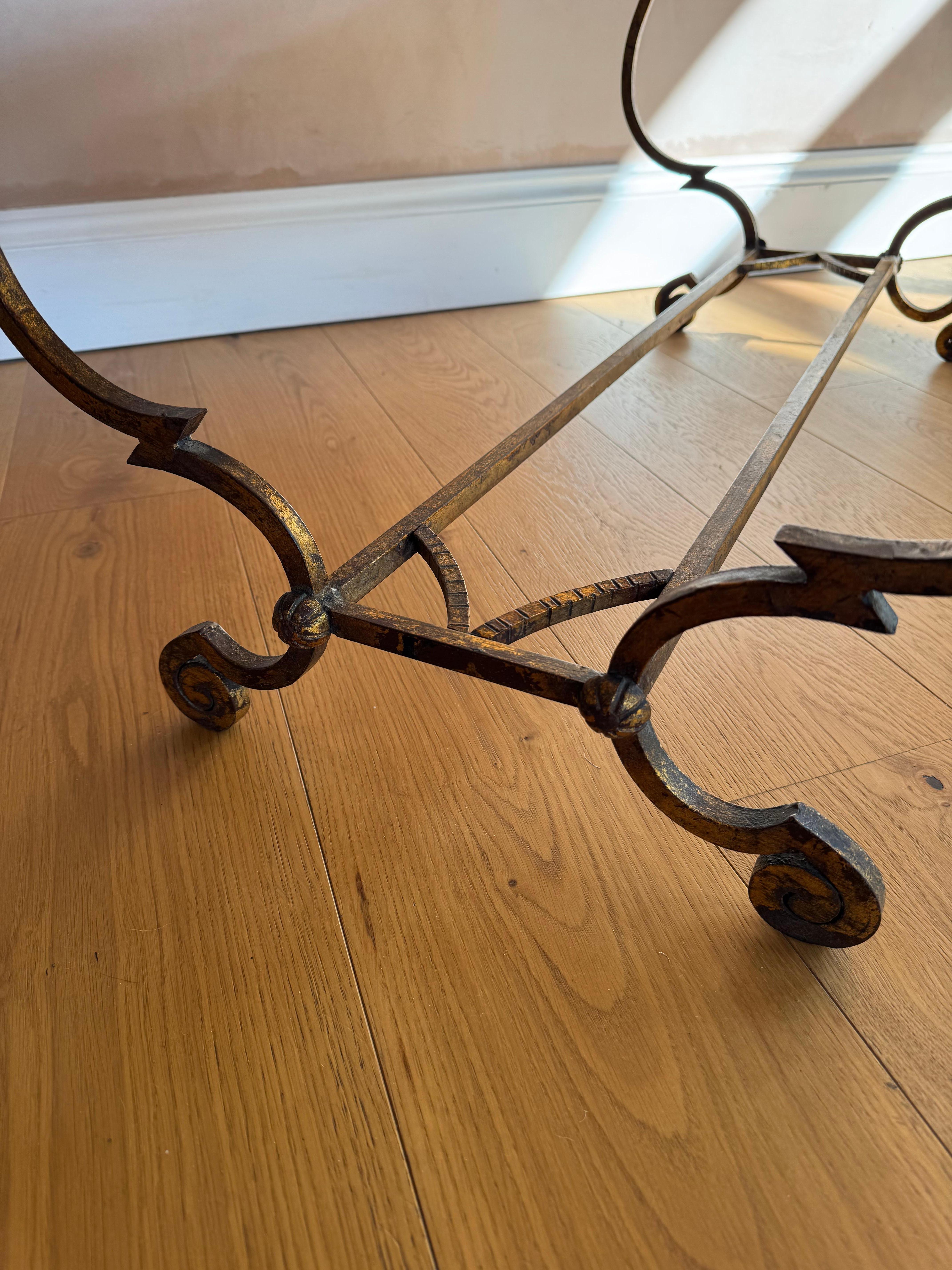 Espagnol Table basse espagnole en fer doré et travertin des années 1950 en vente