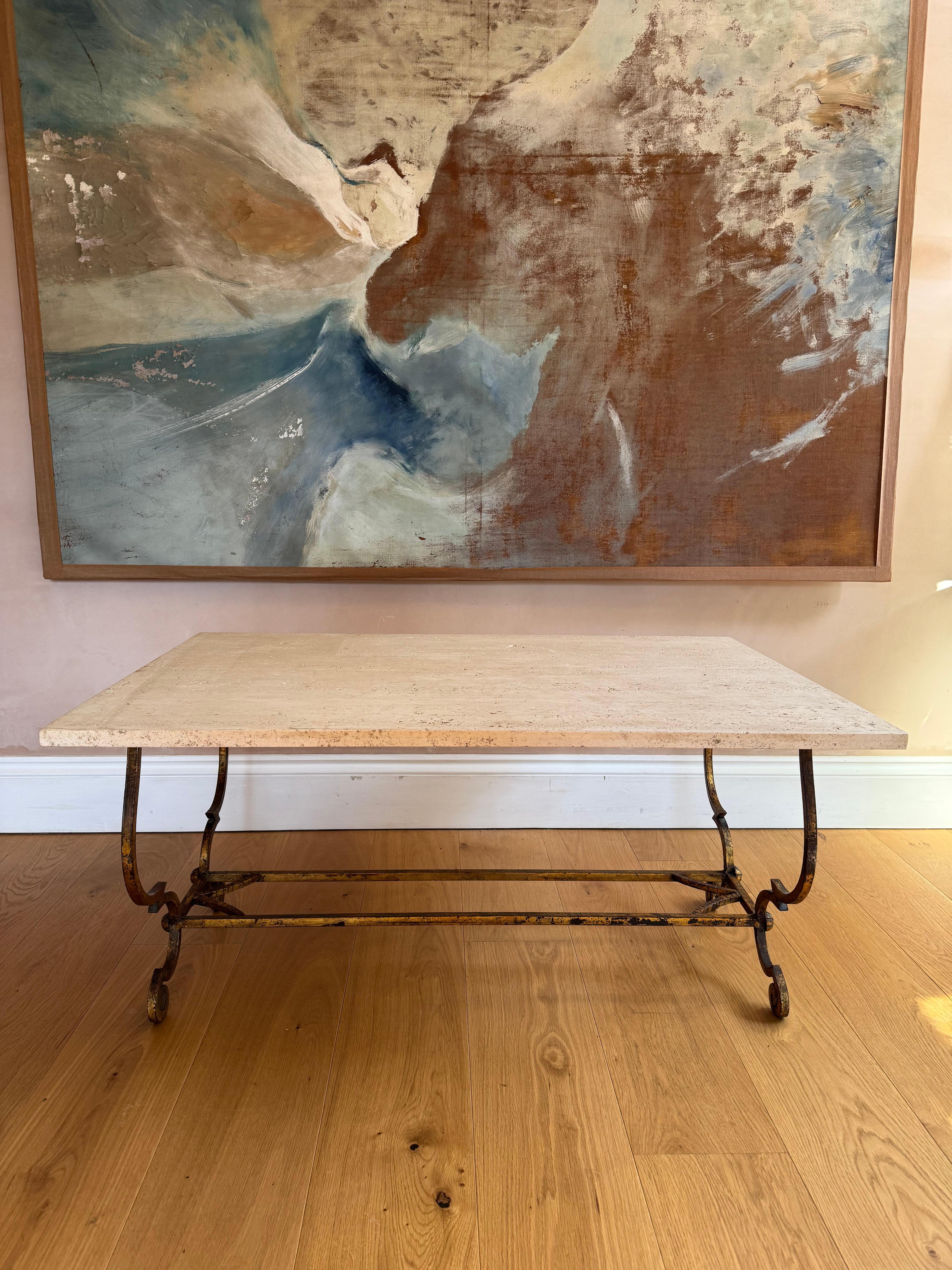 Doré Table basse espagnole en fer doré et travertin des années 1950 en vente