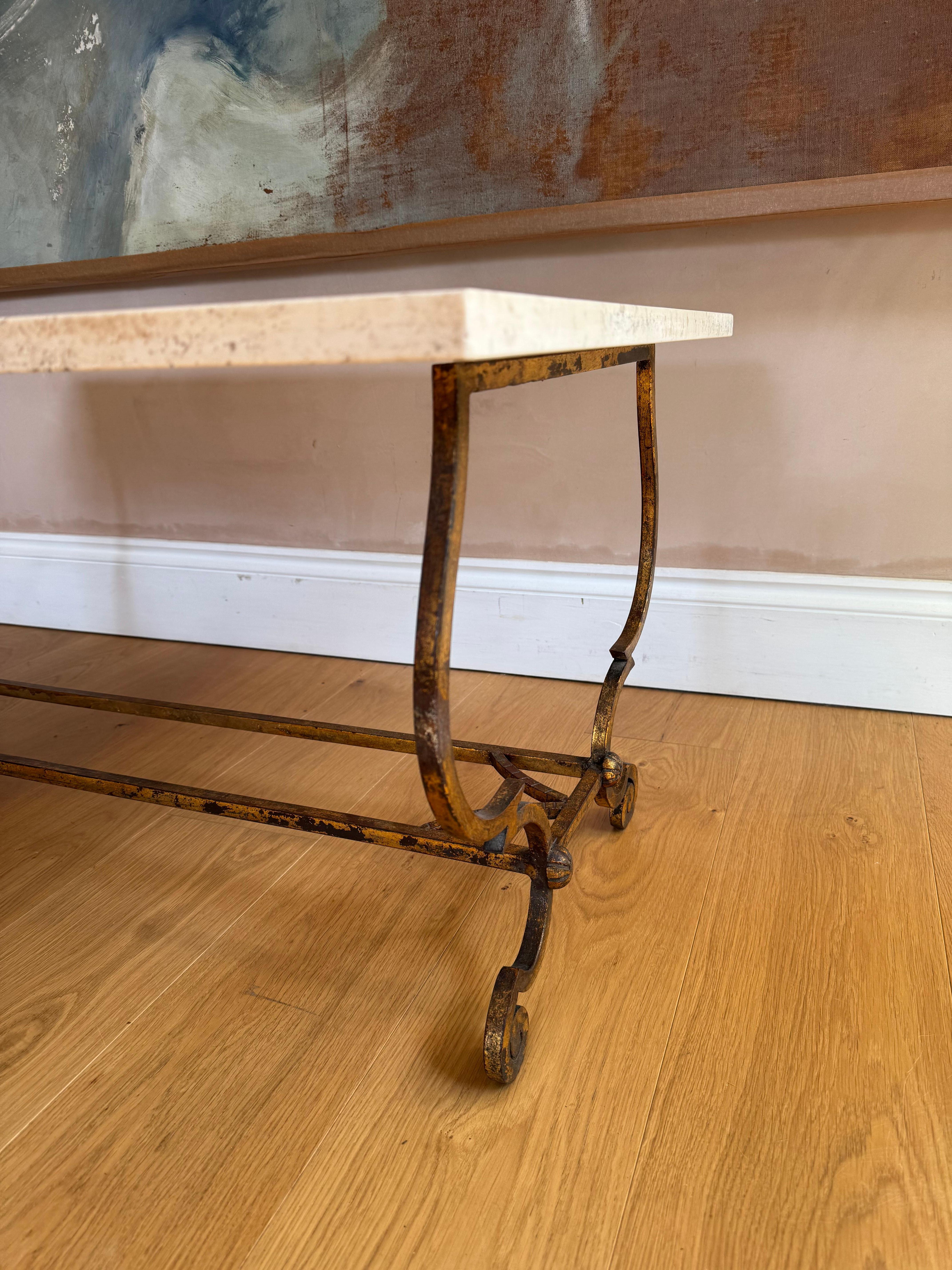 Table basse espagnole en fer doré et travertin des années 1950 Bon état - En vente à London, GB
